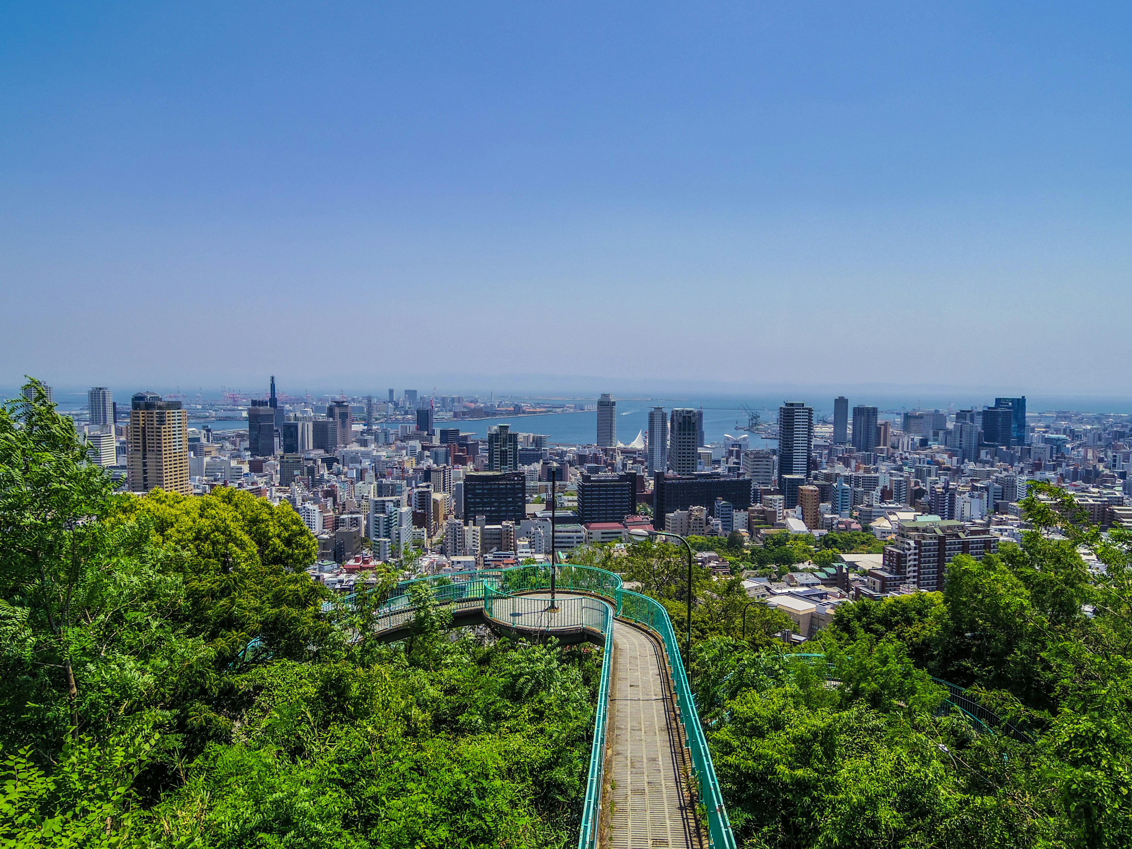 Vue panoramique d'une ville depuis un point de vue entouré de verdure