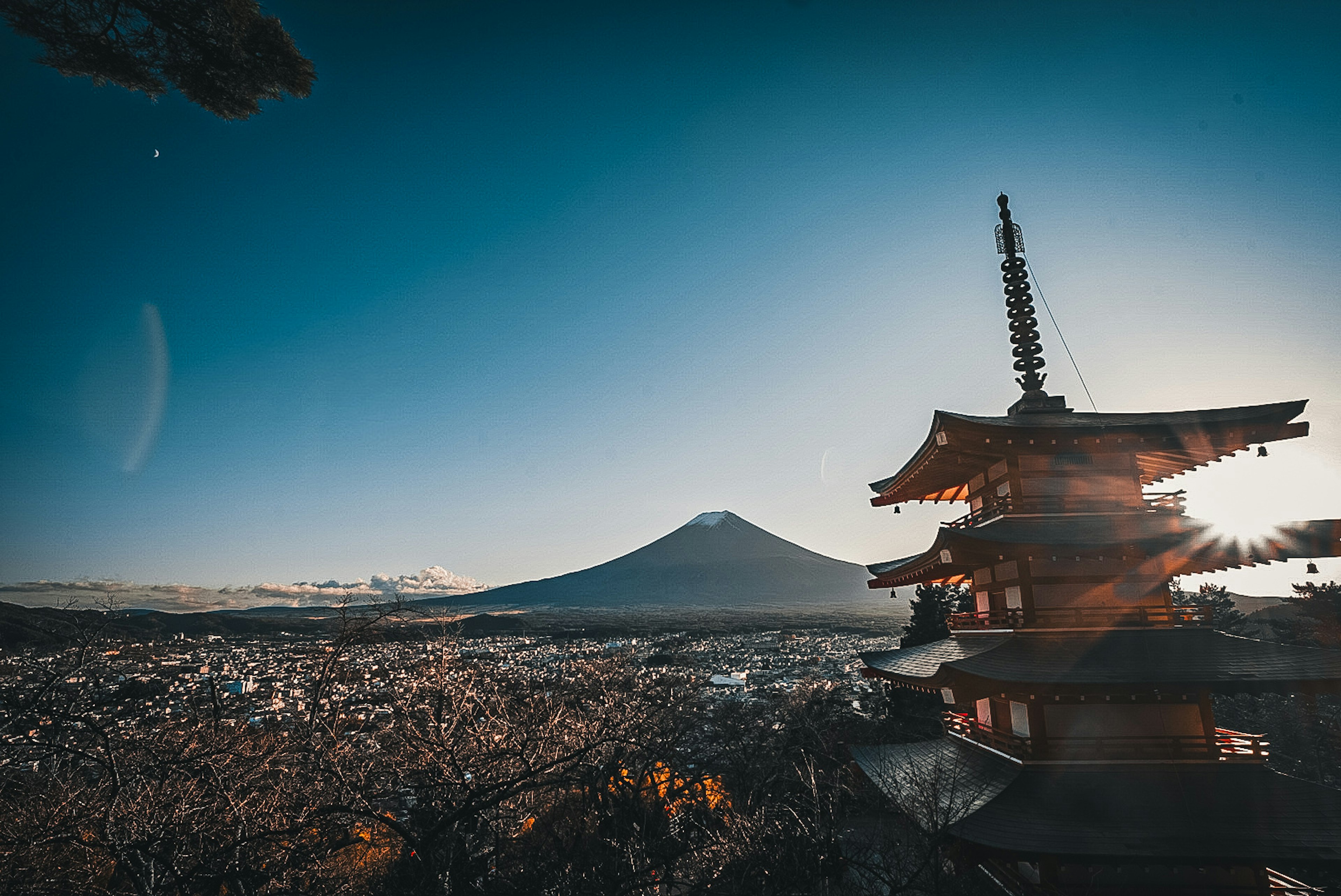 富士山与塔的美丽景色