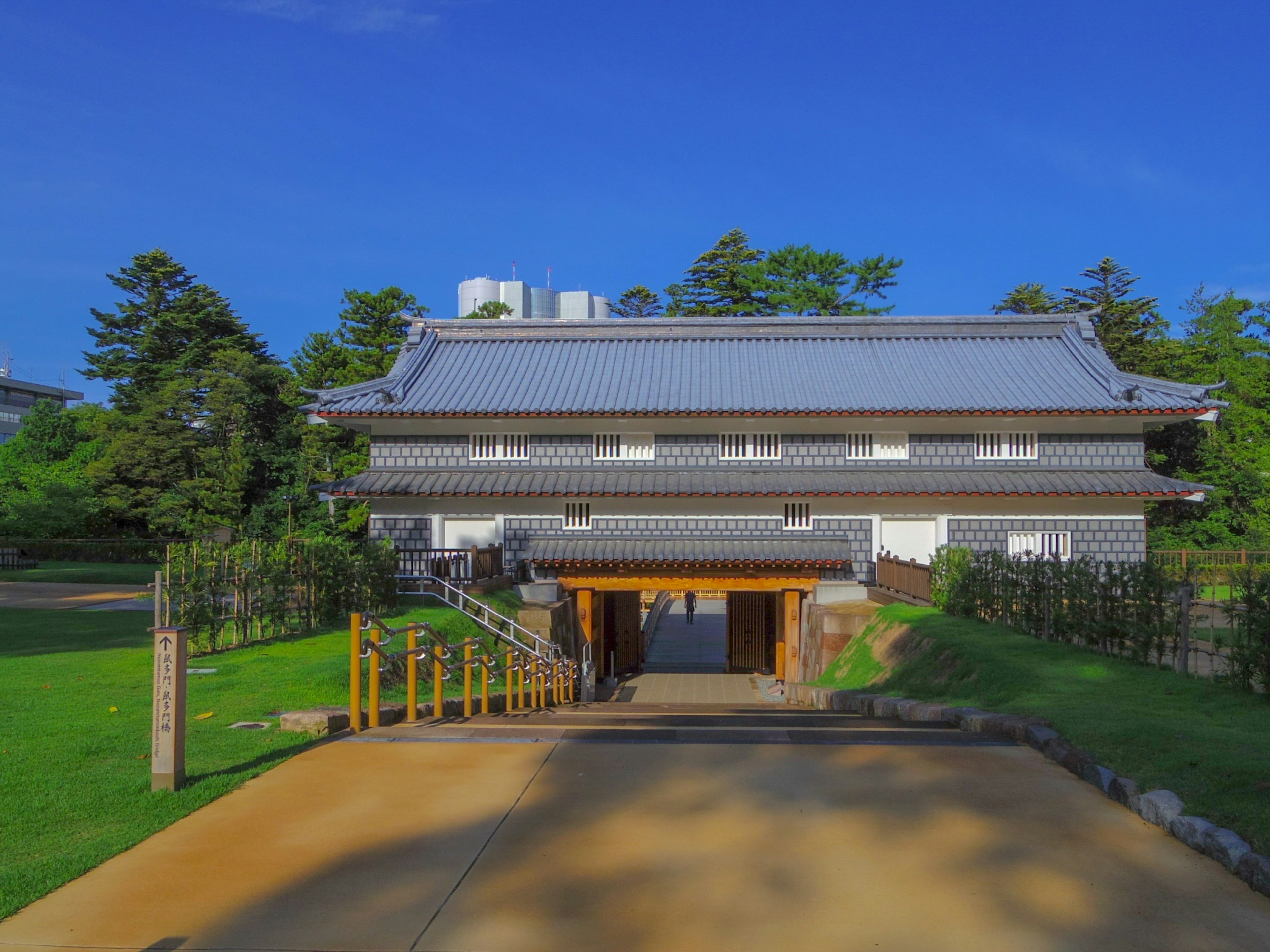 伝統的な日本の建物が青空の下に立つ風景