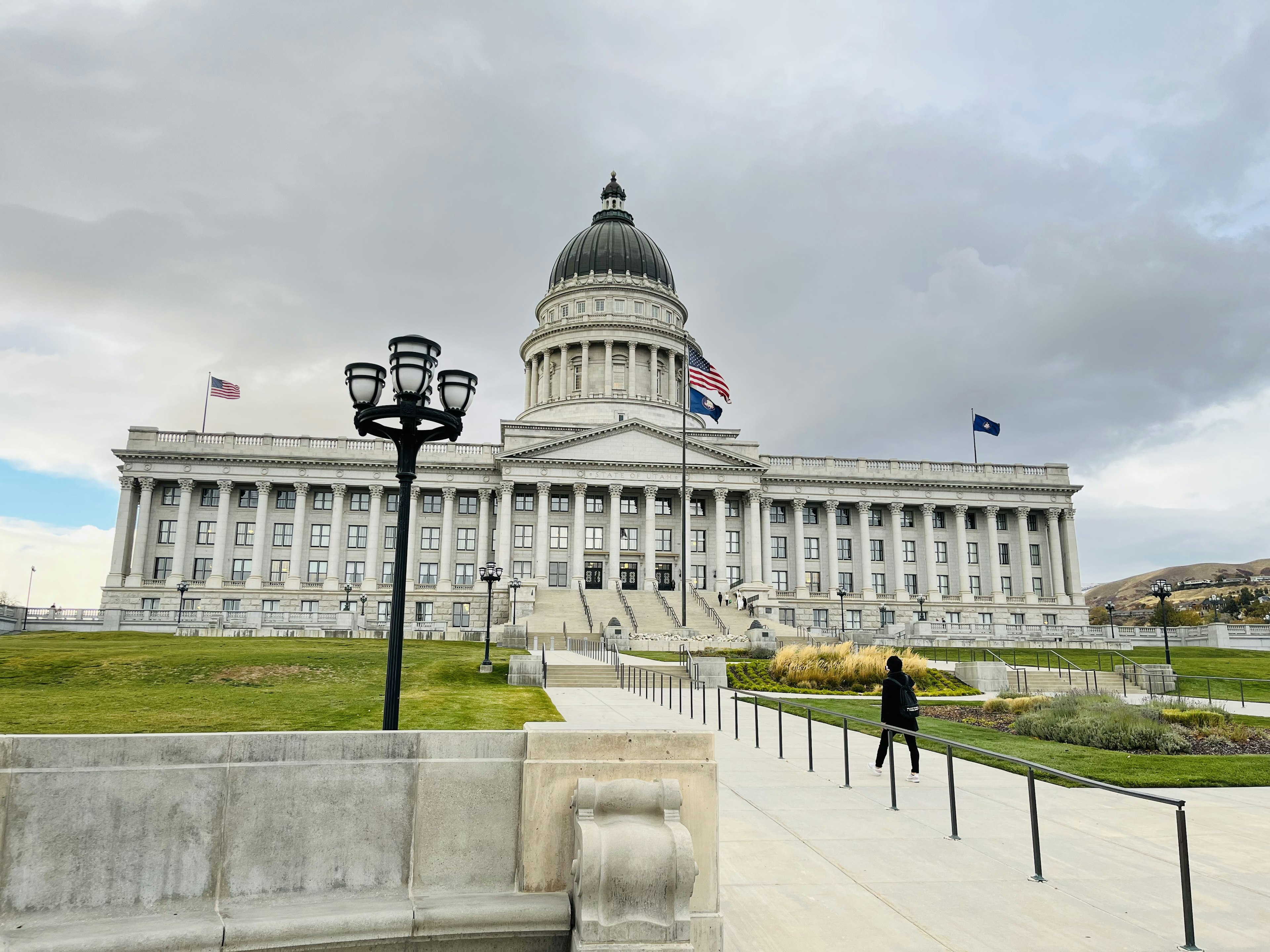 Edificio del Capitolio del Estado de Utah que muestra su gran fachada y cúpula