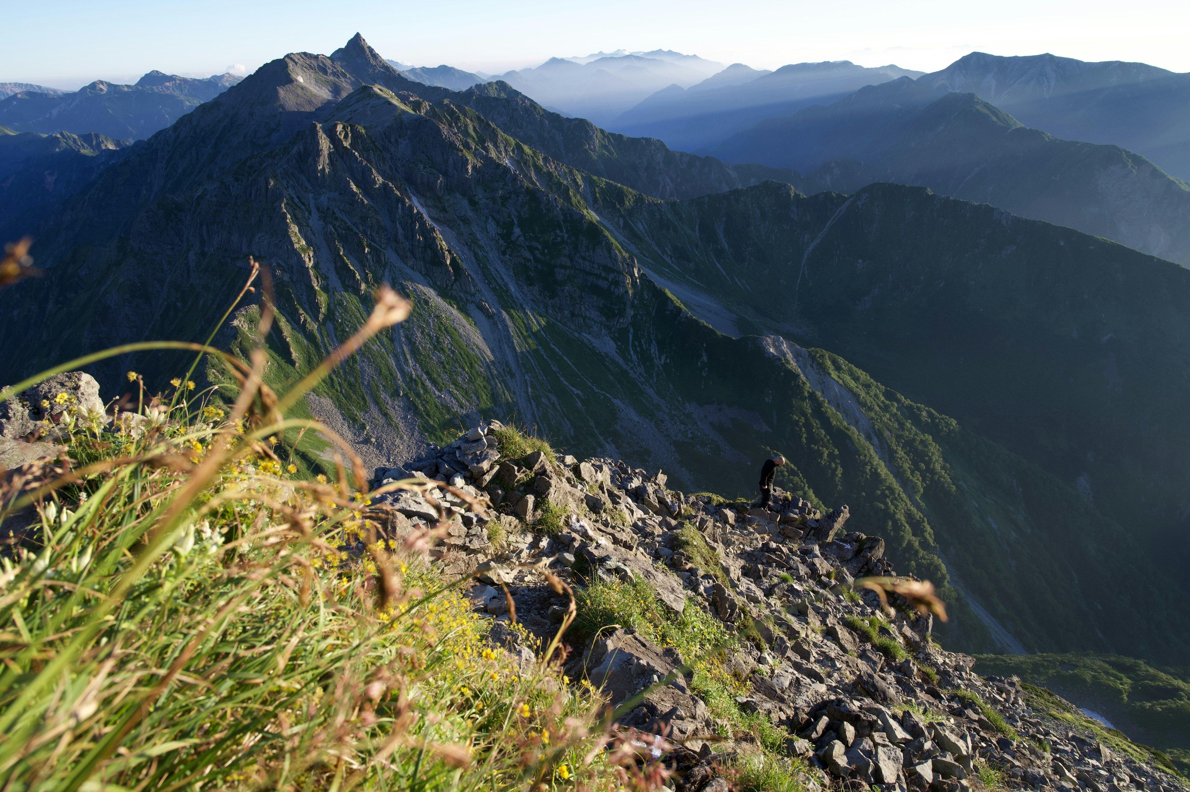 Paysage montagneux majestueux avec un premier plan de gazon vert