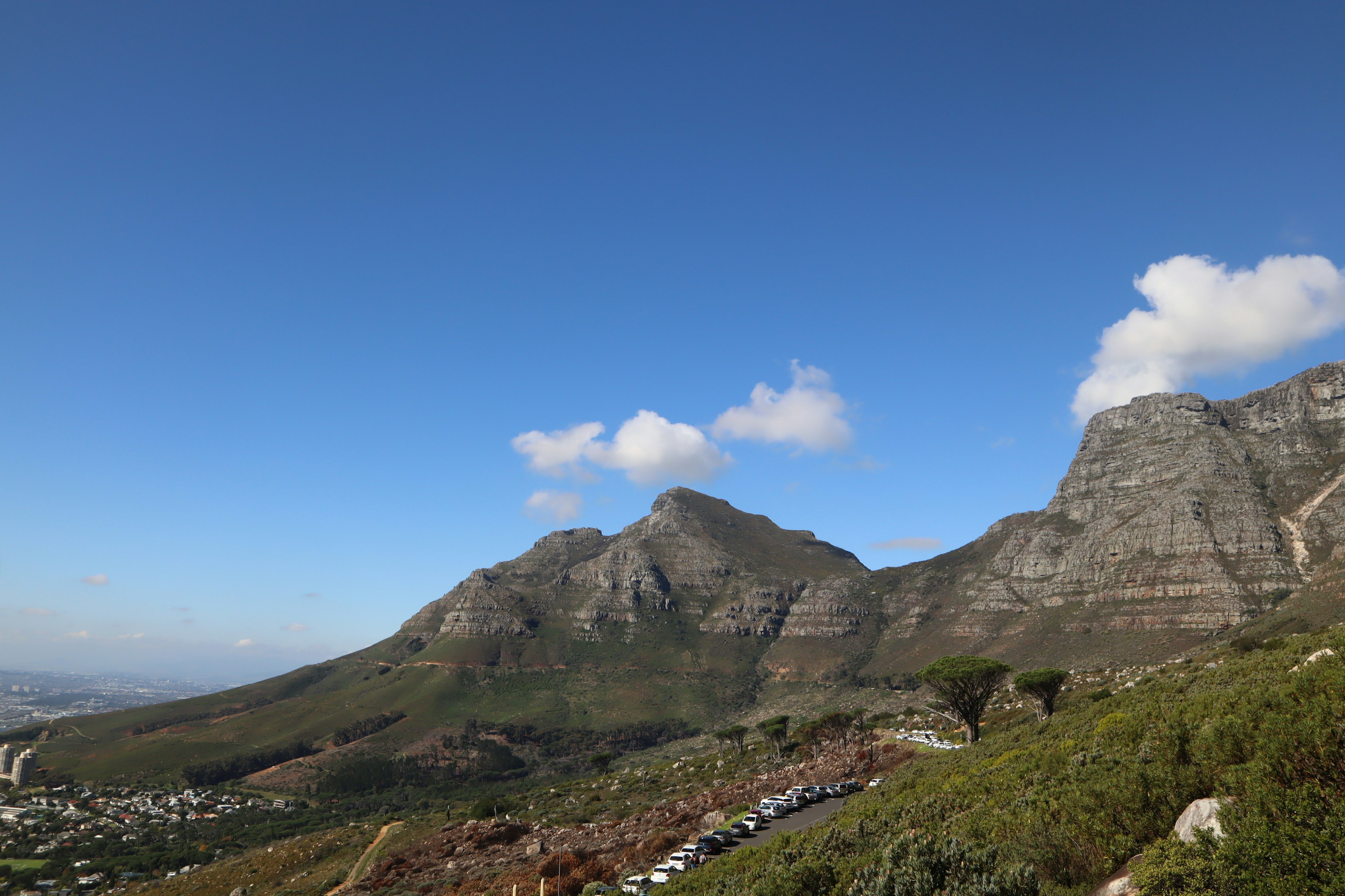 Szenischer Blick auf den Tafelberg mit klarem blauen Himmel