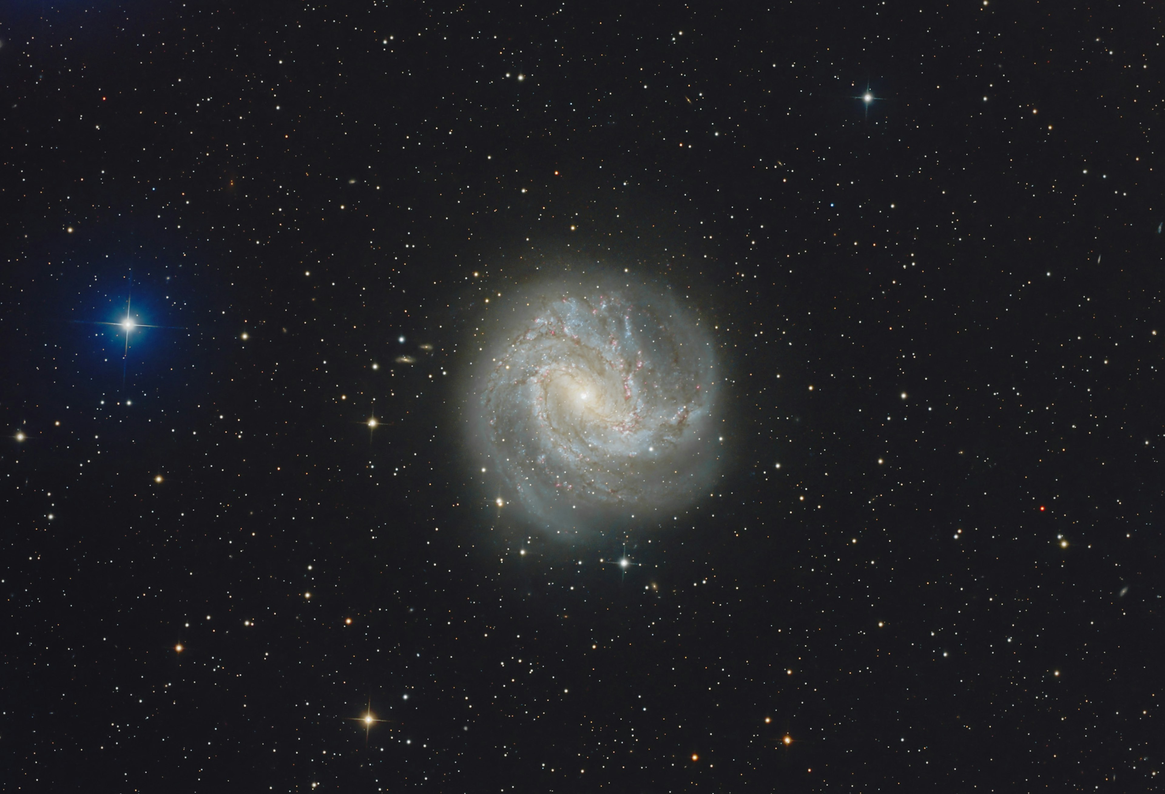 Una hermosa galaxia espiral brillando en el cielo nocturno