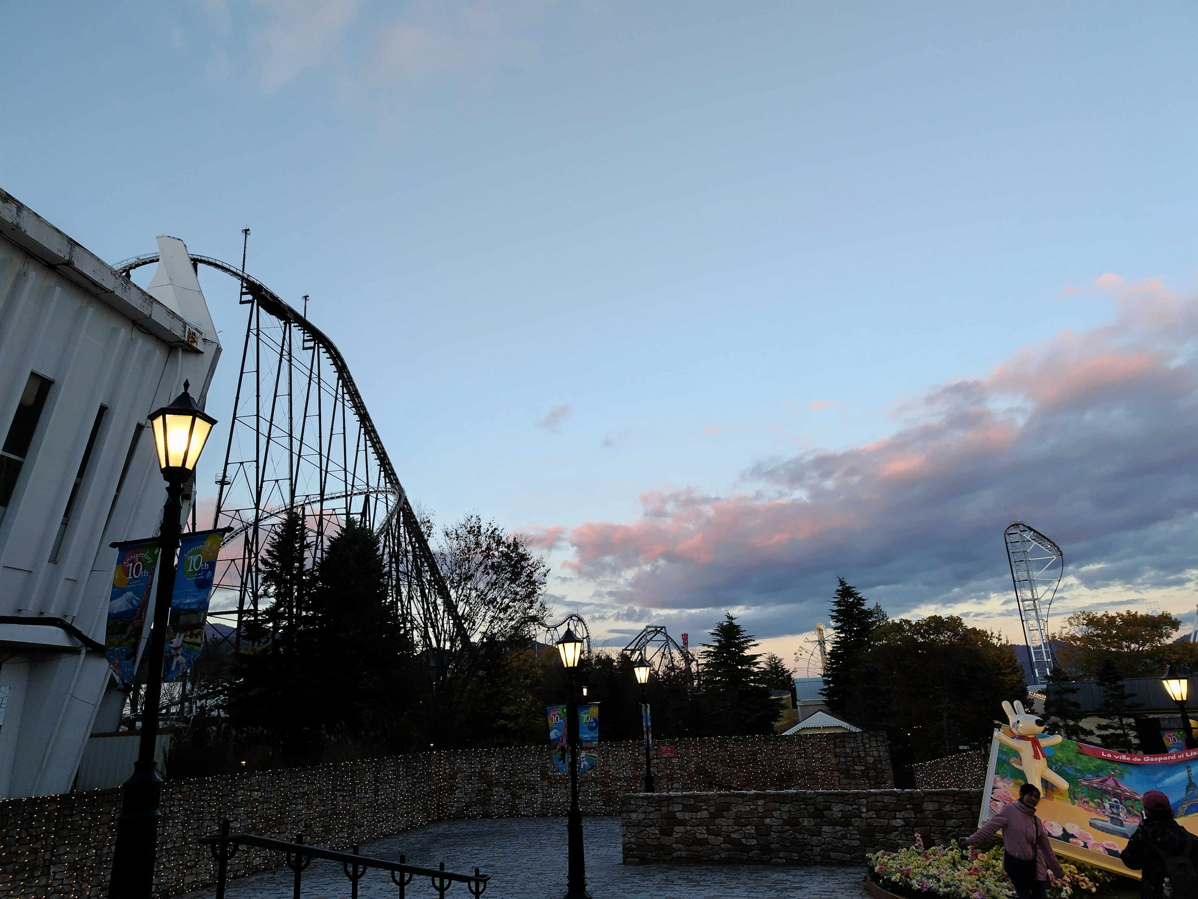 Montagnes russes d'un parc d'attractions et ciel au coucher du soleil