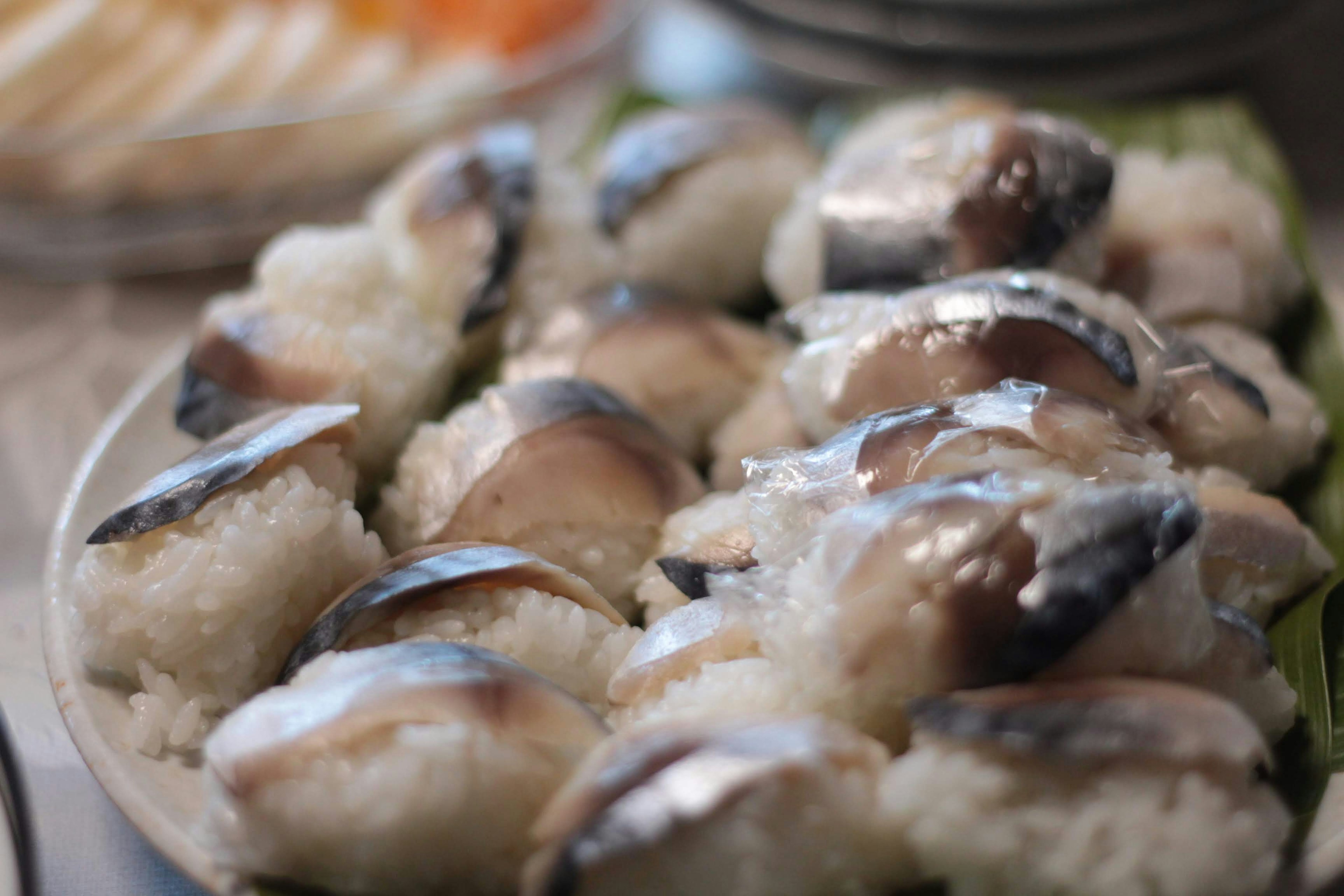 Piring sushi yang indah dengan kerang segar di atas nasi putih