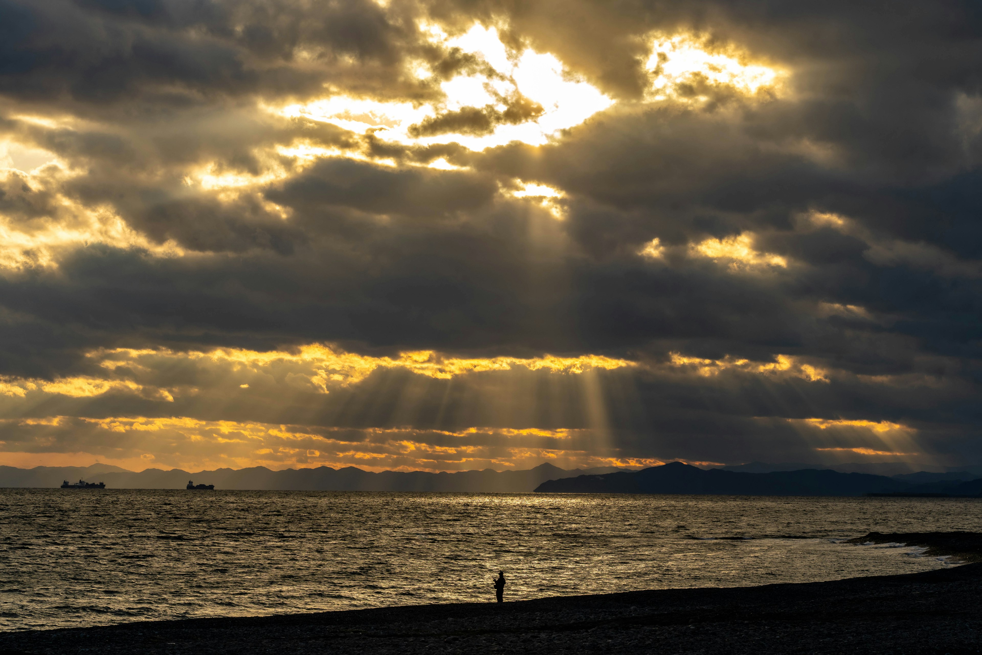 海と雲の美しい景色で夕焼けの光が差し込む