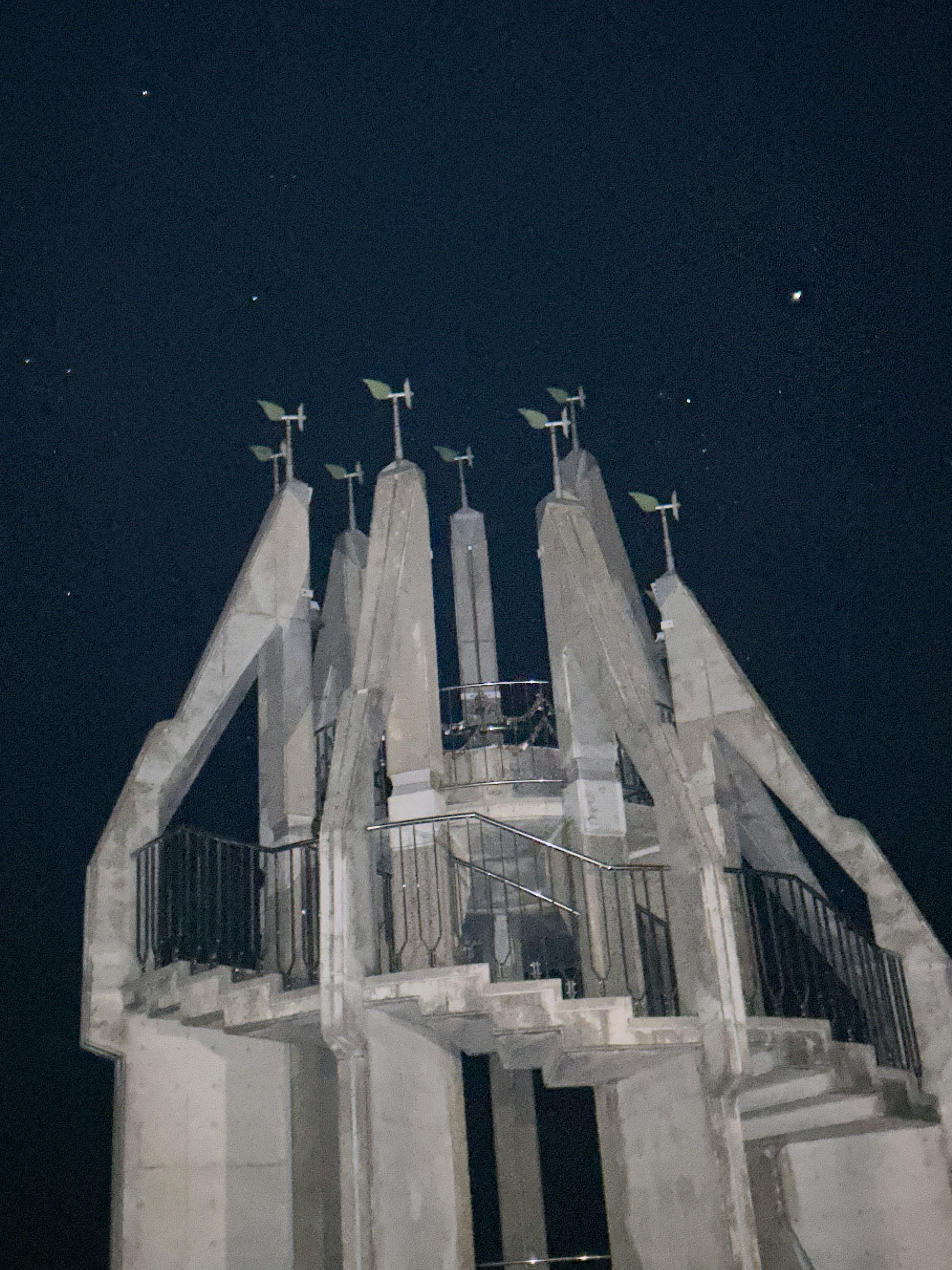 Structure moderne avec girouettes dans un ciel nocturne