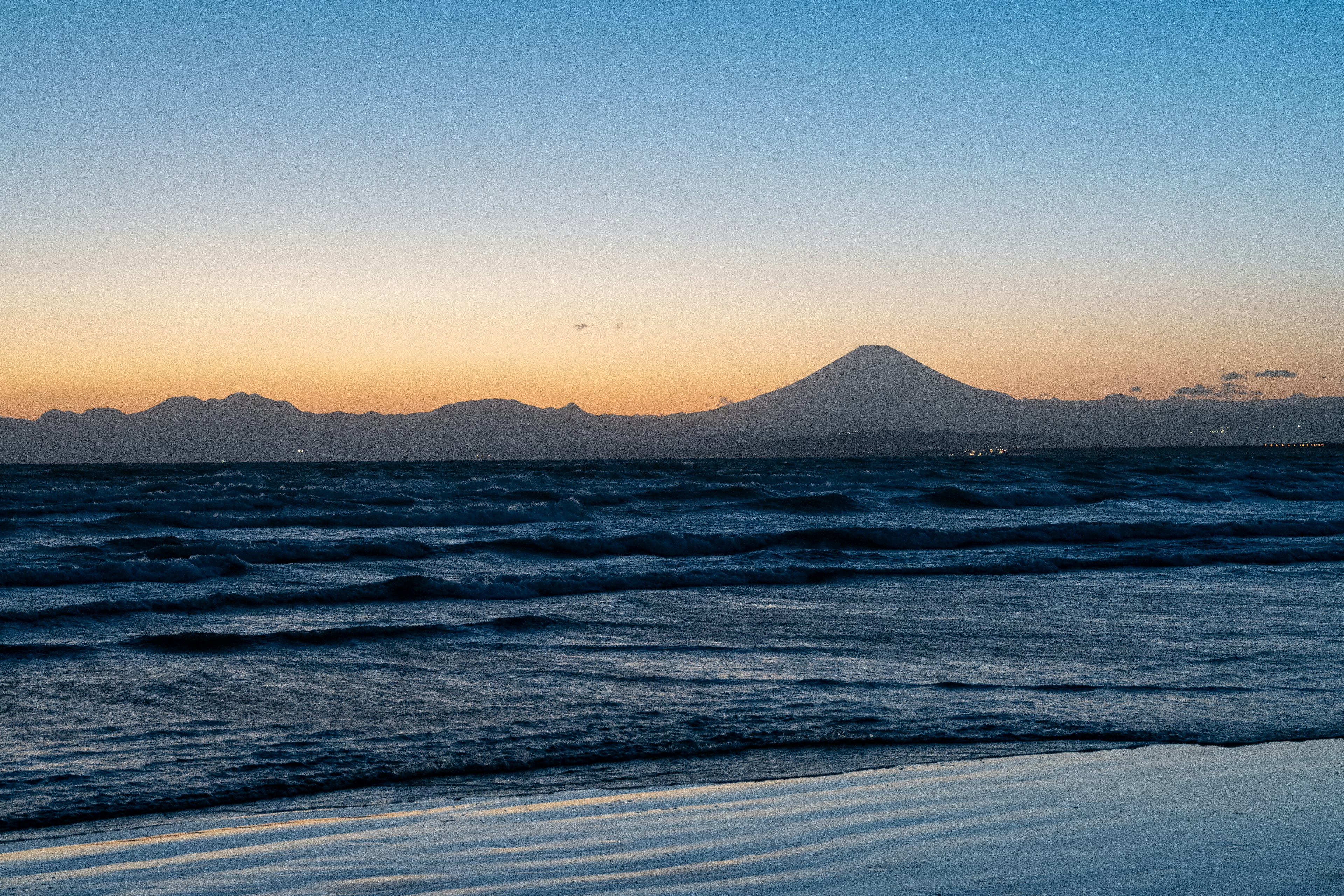 美麗的海洋和山脈日落風景