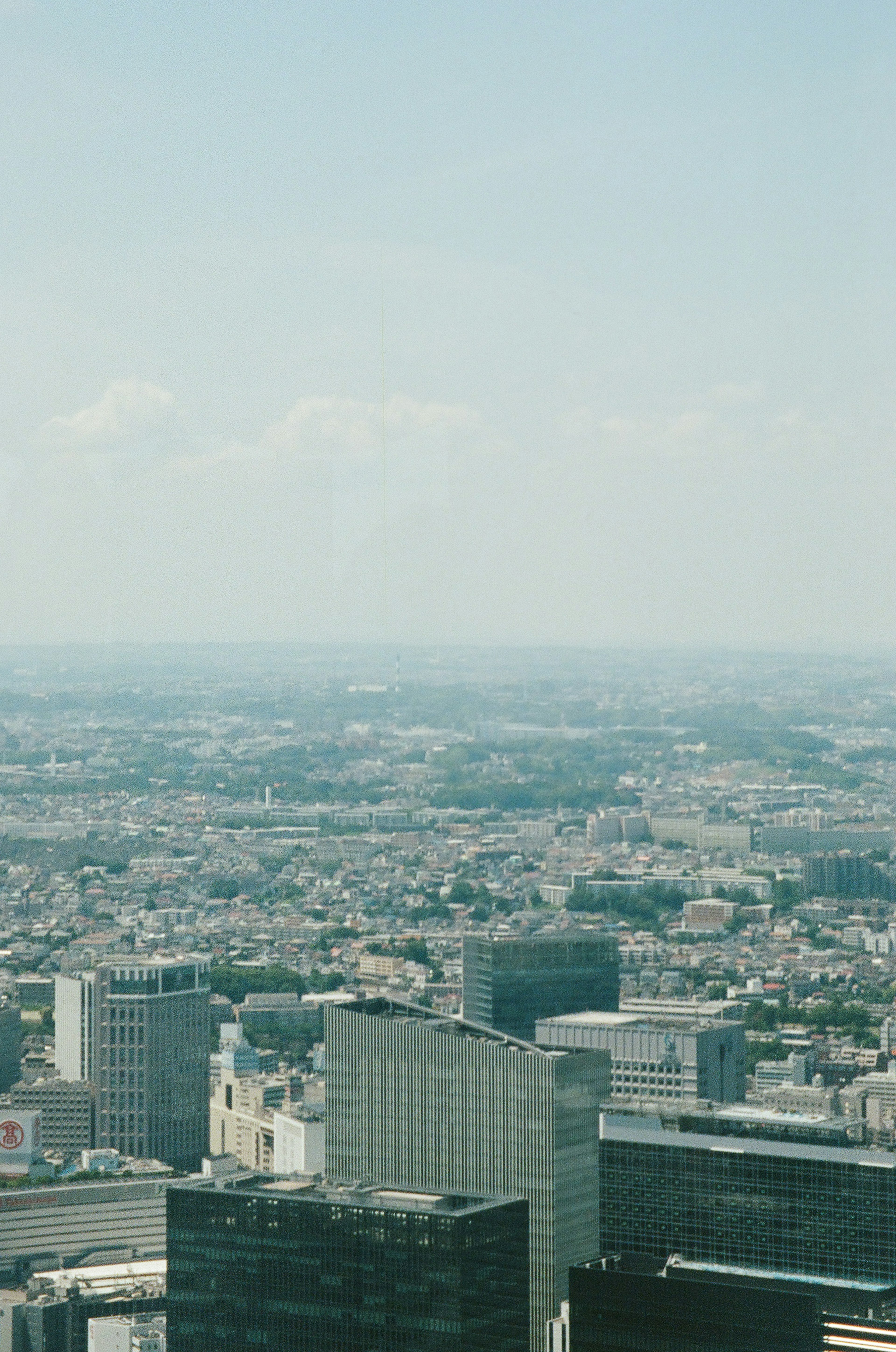 高層ビルからの都市の広がりを示す風景