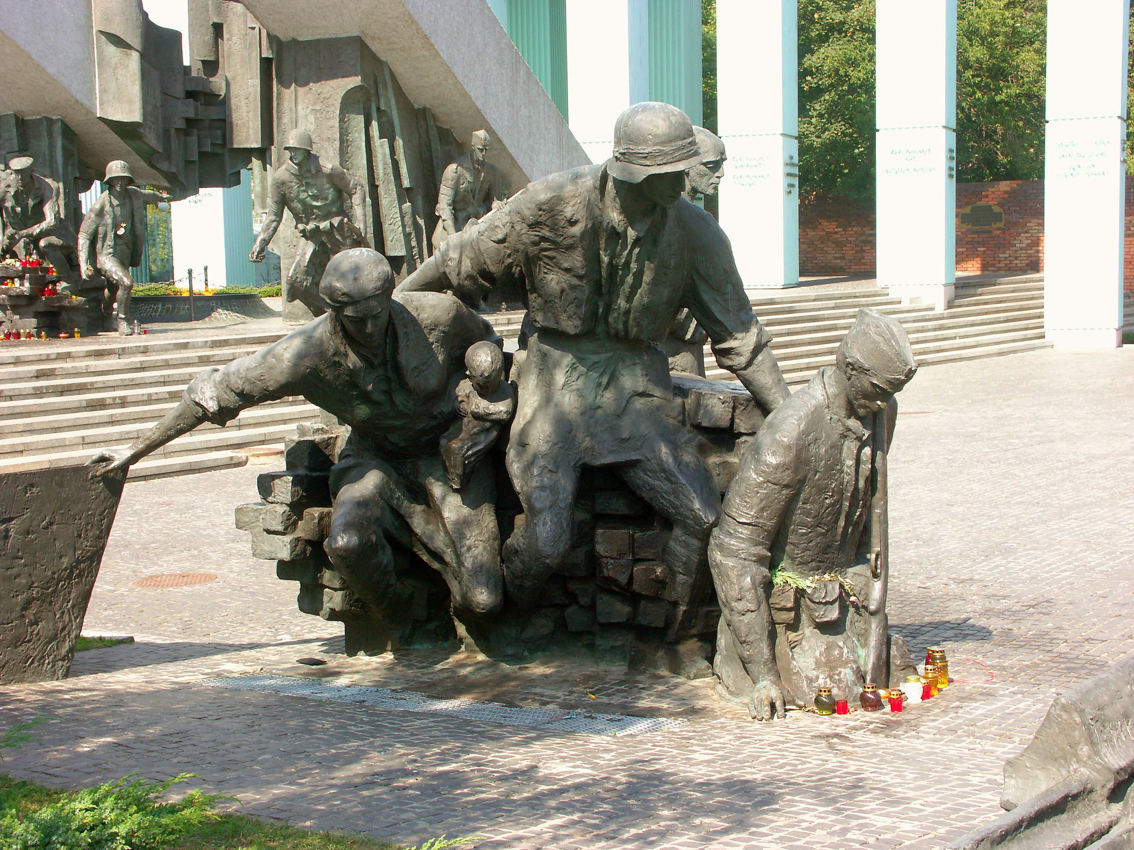 Bronzeskulptur von Soldaten und Zivilisten an einem Kriegsdenkmal