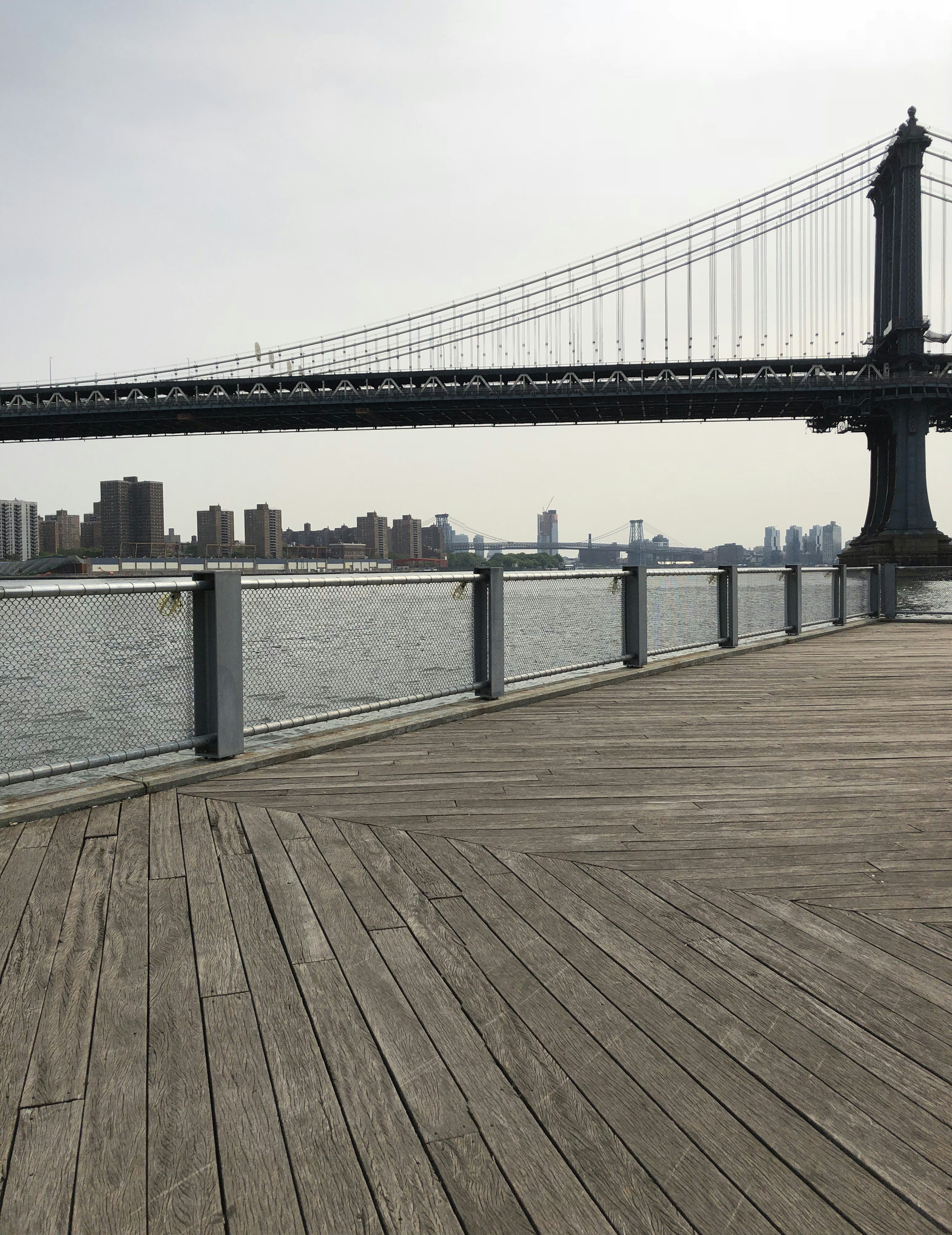 Blick auf die Manhattan Bridge von einem Uferdeck