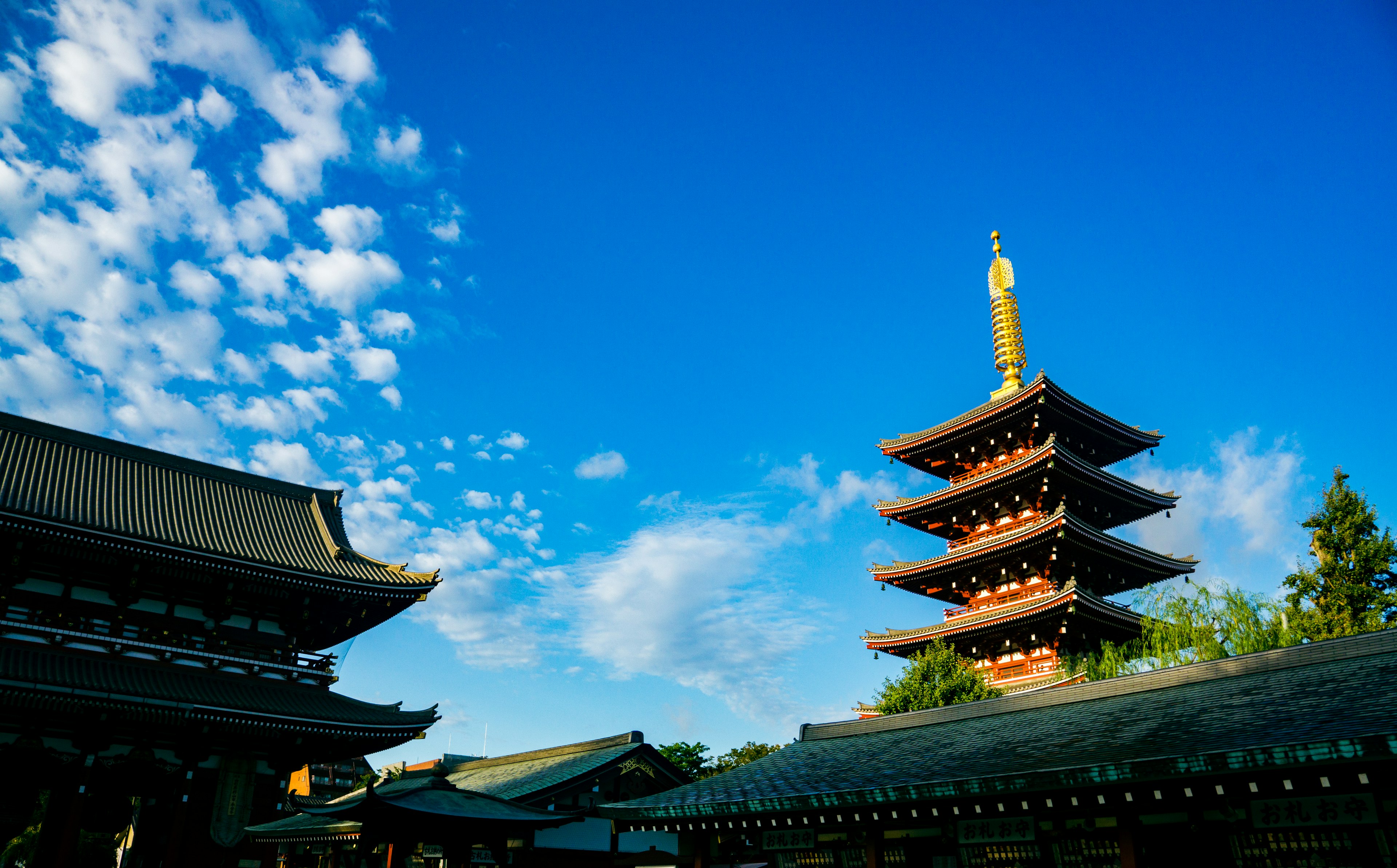 Vista escénica de una pagoda bajo un cielo azul con nubes