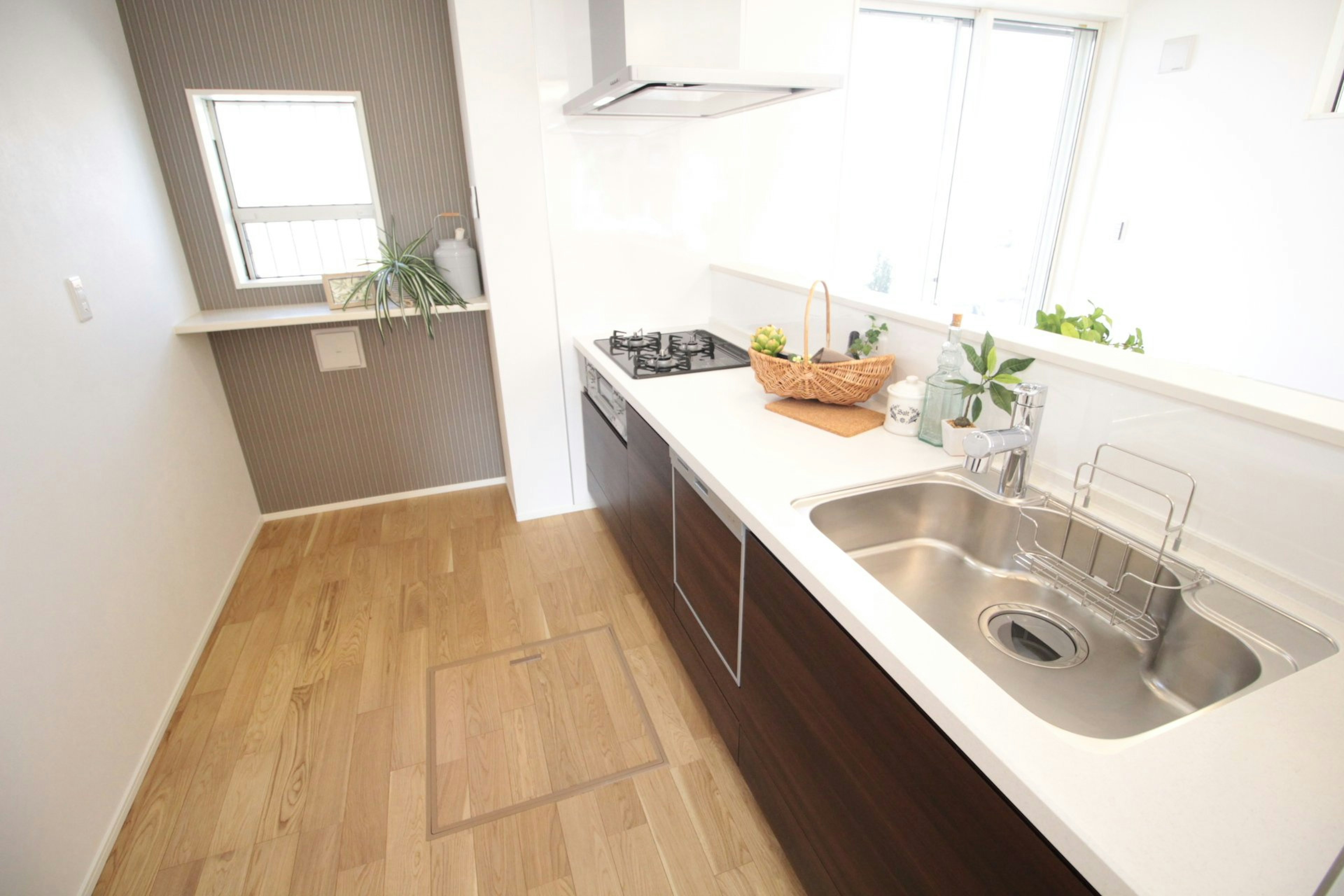 Cocina moderna y luminosa con un diseño simple y suelo de madera