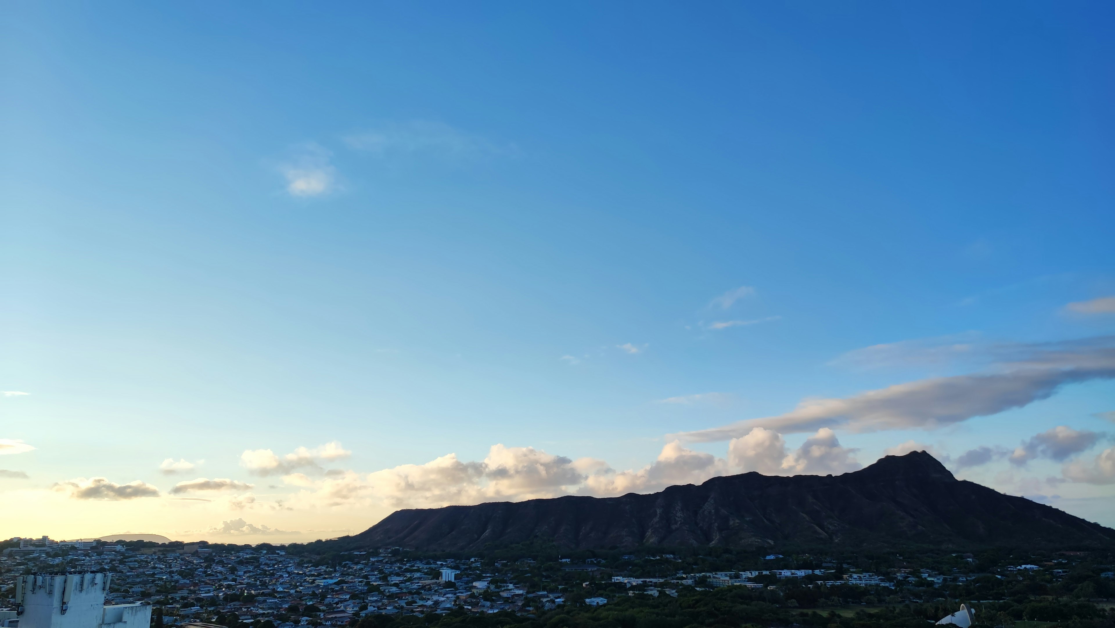 Paisaje con la montaña Diamond Head y cielo azul claro