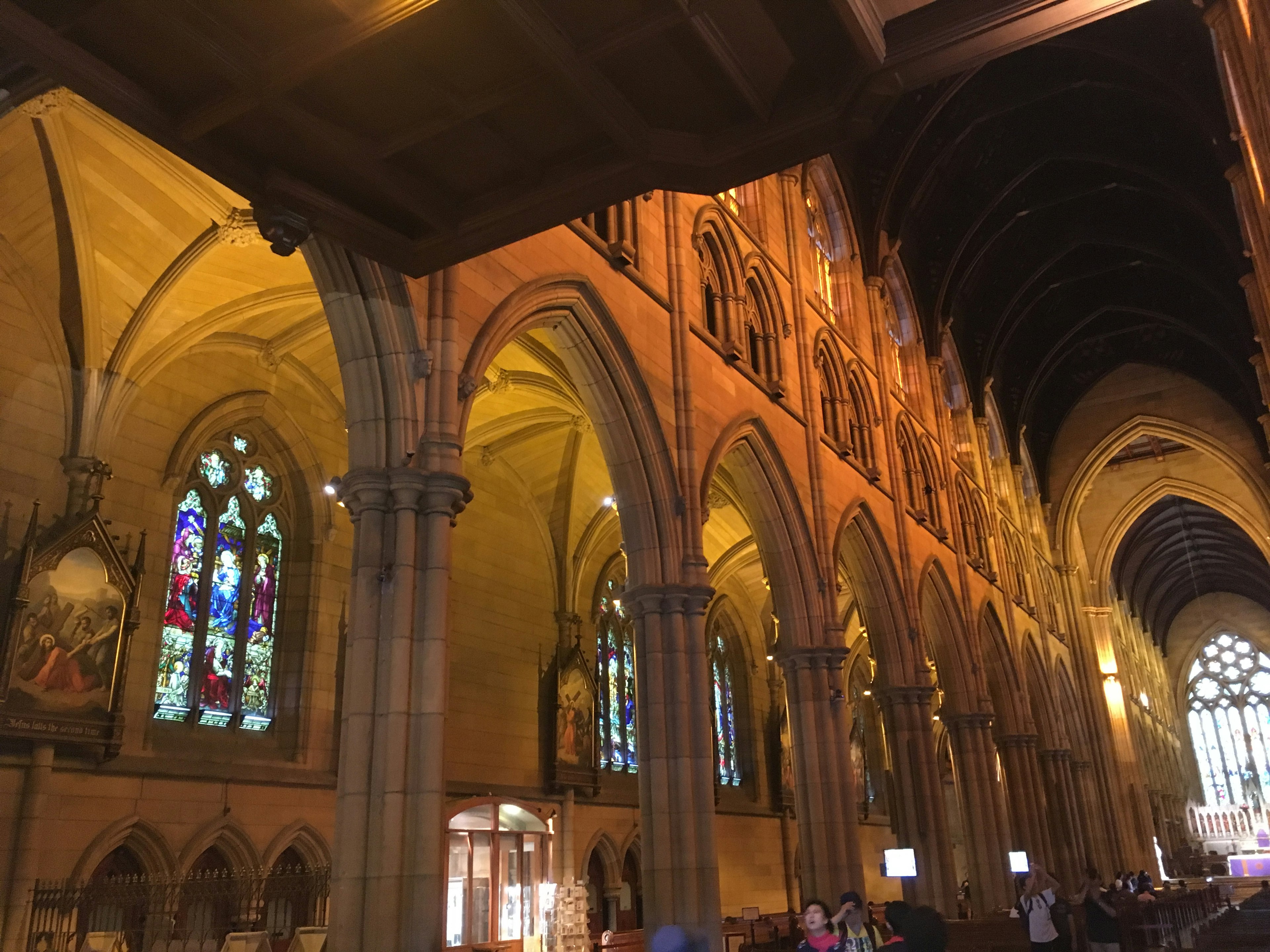 Interior katedral dengan langit-langit melengkung yang indah dan jendela kaca patri berwarna