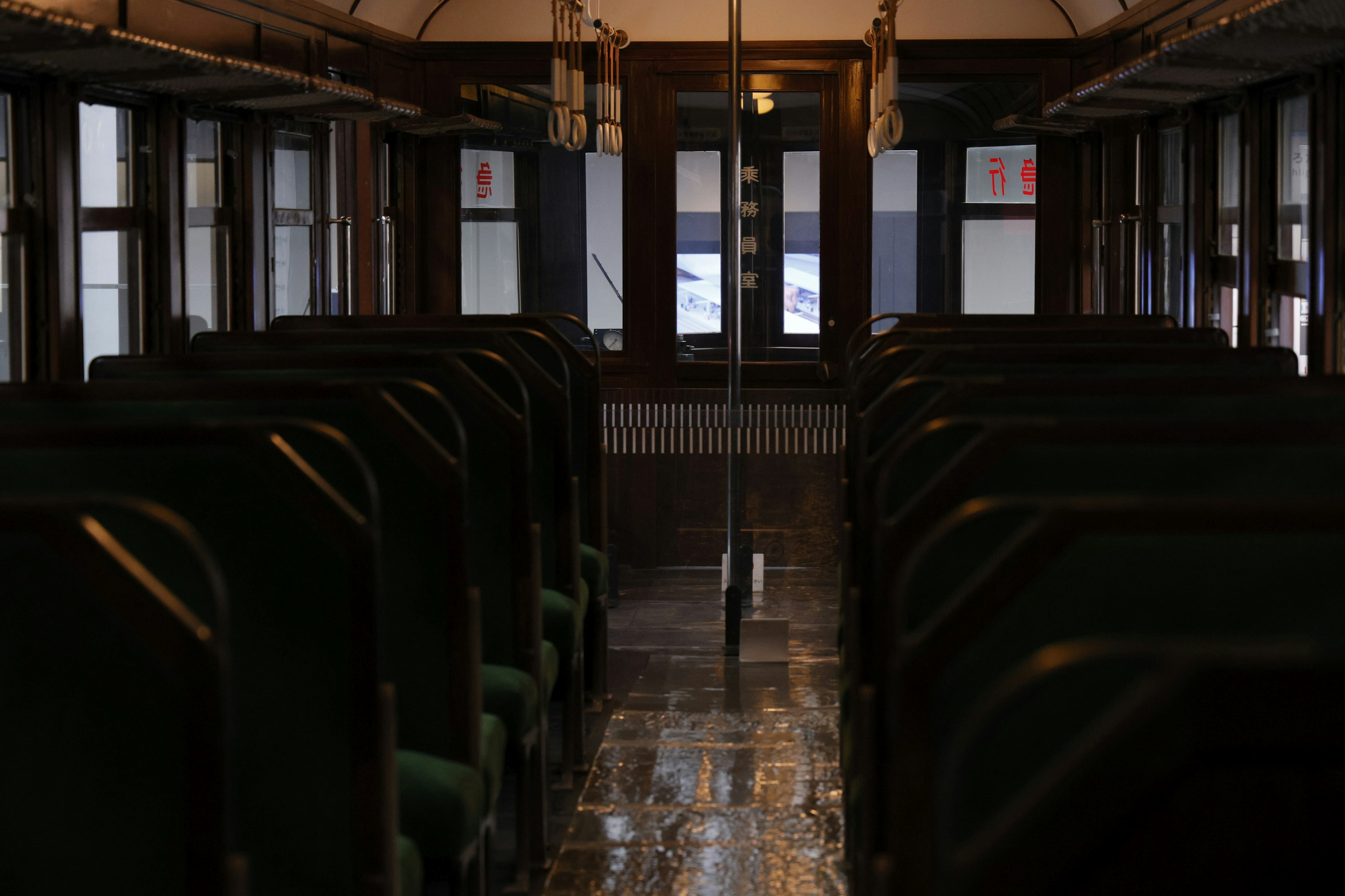 Vue intérieure d'un wagon de train vide avec de la lumière naturelle entrant par les fenêtres