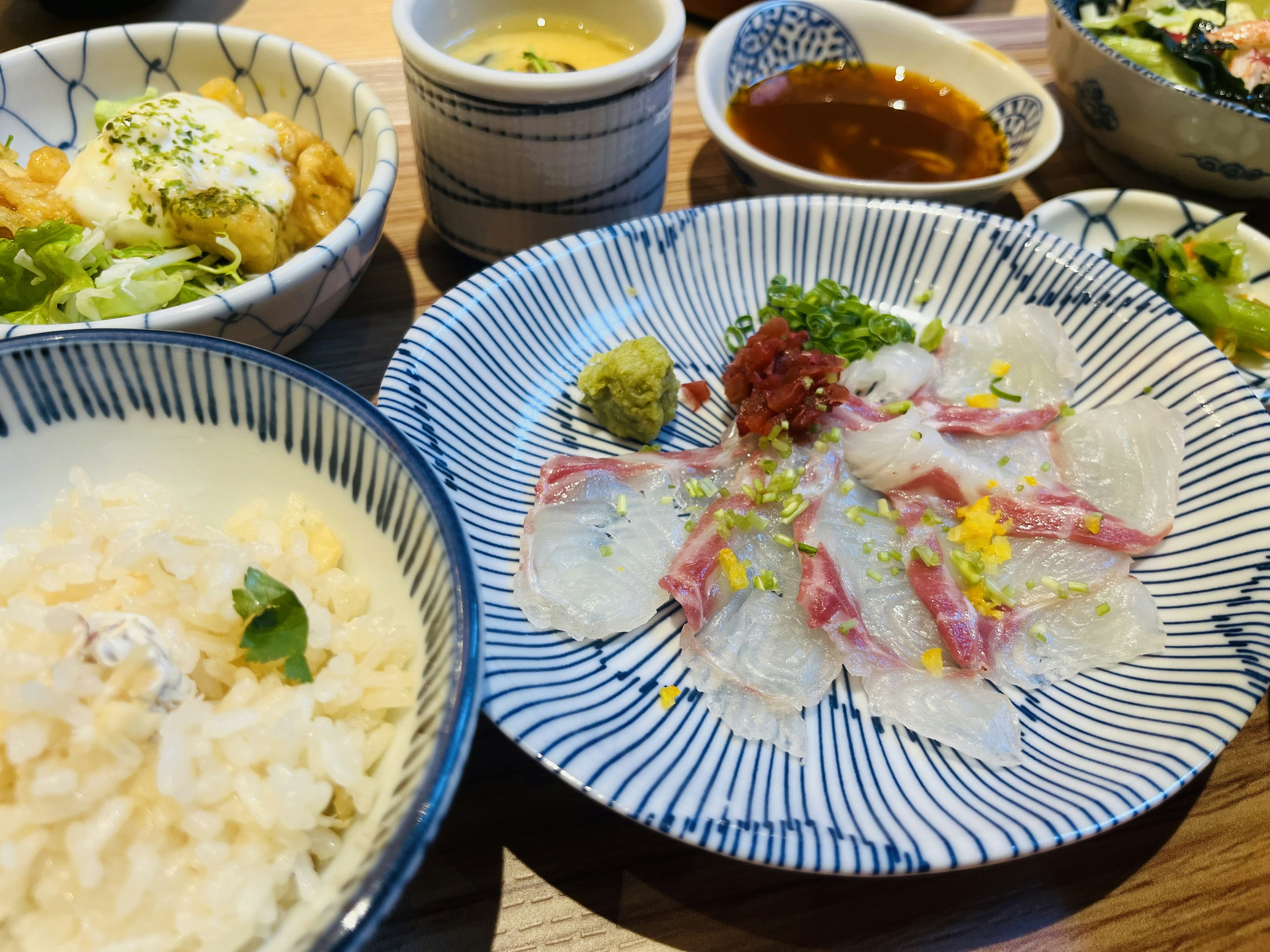 美しい和食の盛り付けの料理プレート