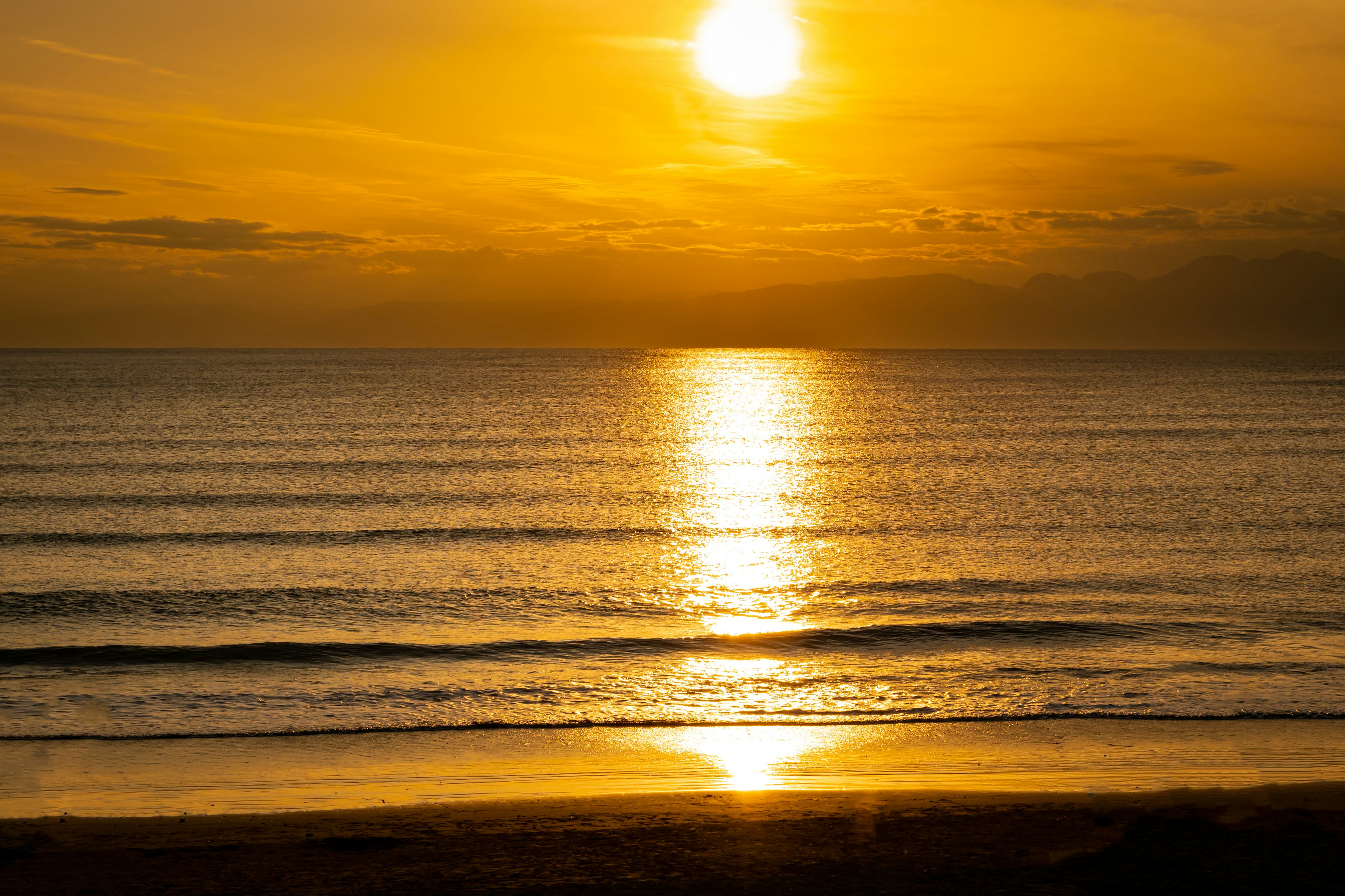 Paysage magnifique avec le coucher de soleil se reflétant sur l'océan