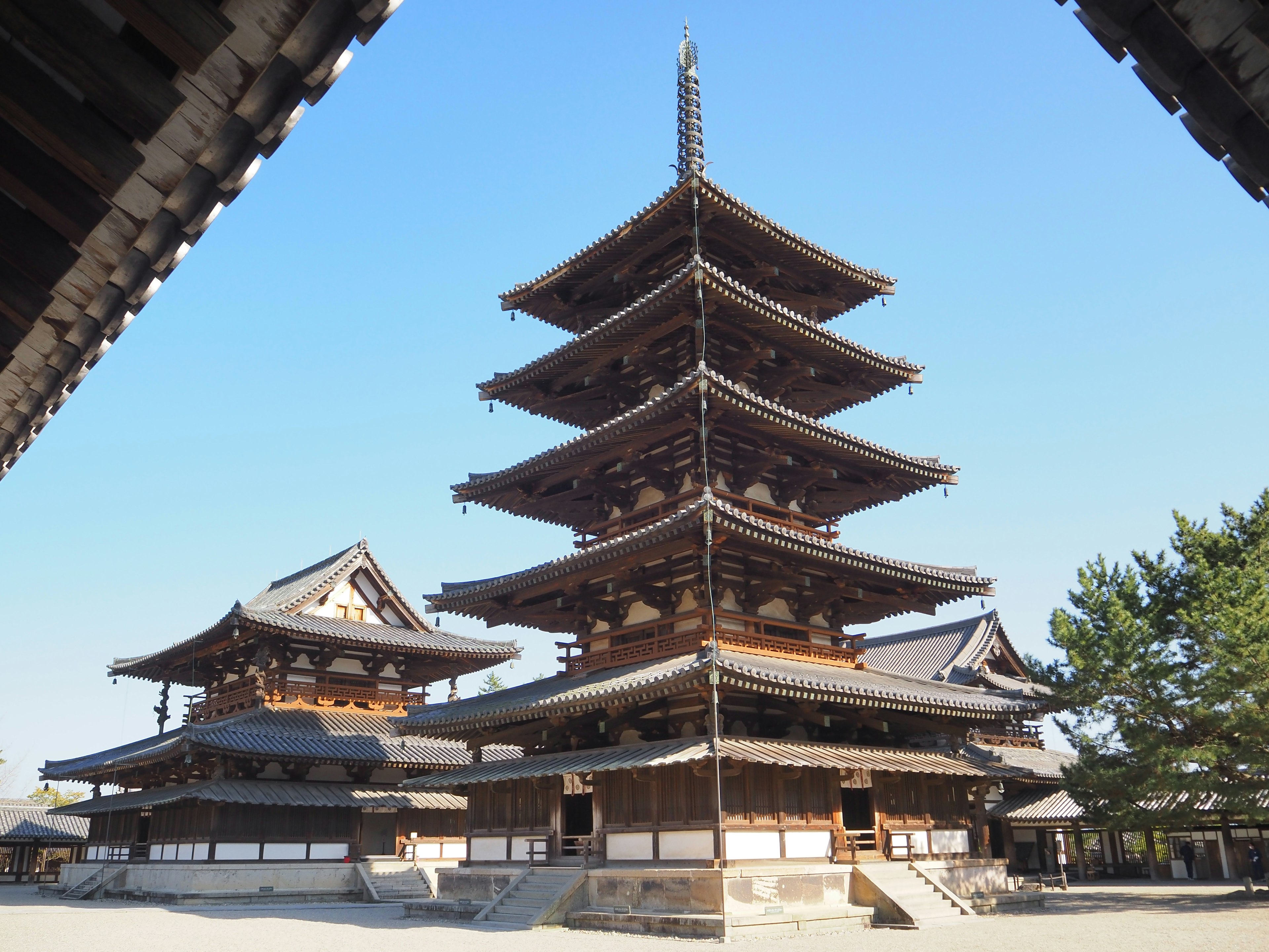 Pemandangan indah sebuah pagoda dan arsitektur kayu