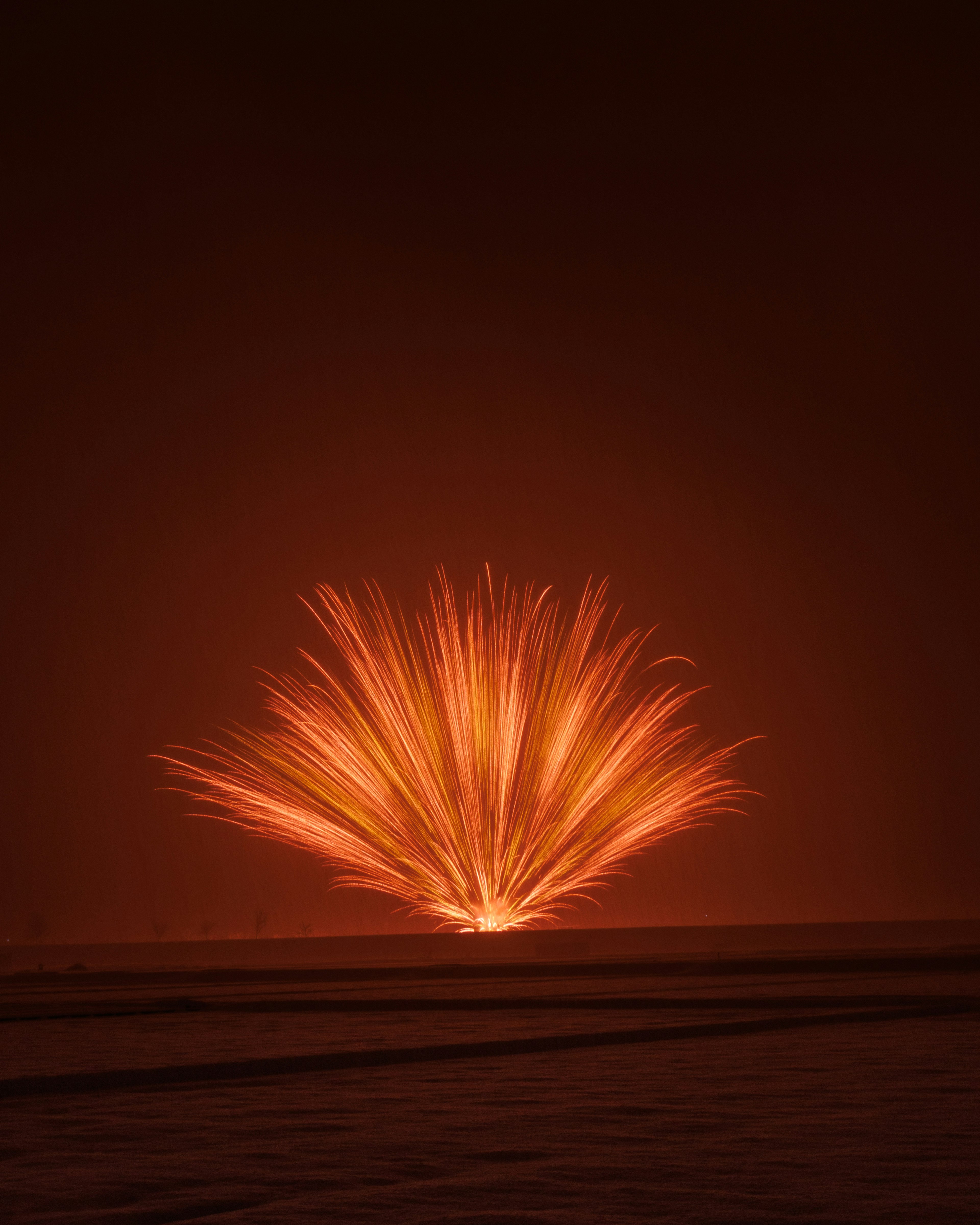 Hermoso momento de explosión con chispas rojas que se esparcen