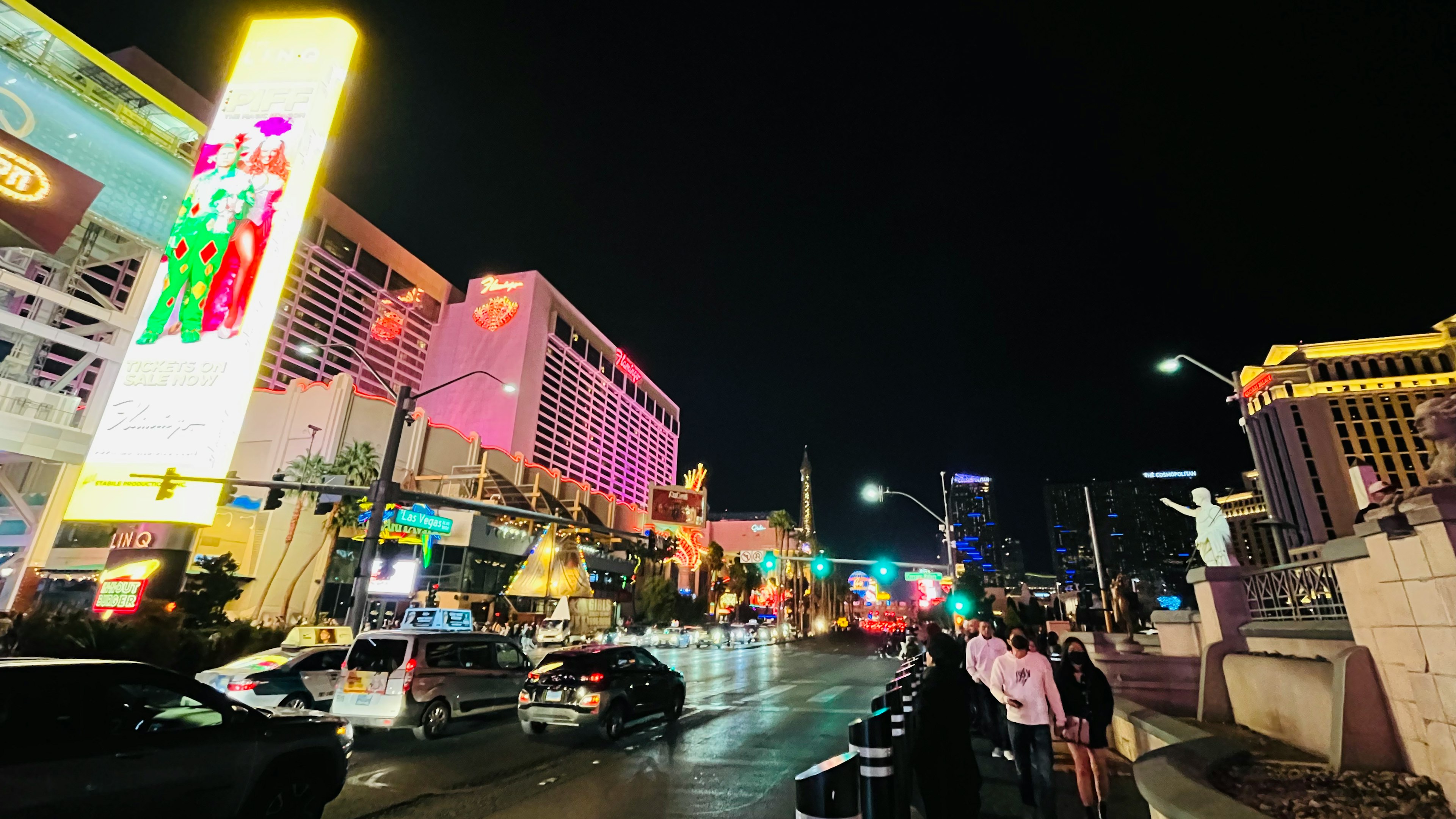 夜のラスベガスストリップの賑やかな風景 車と人々の姿が見える