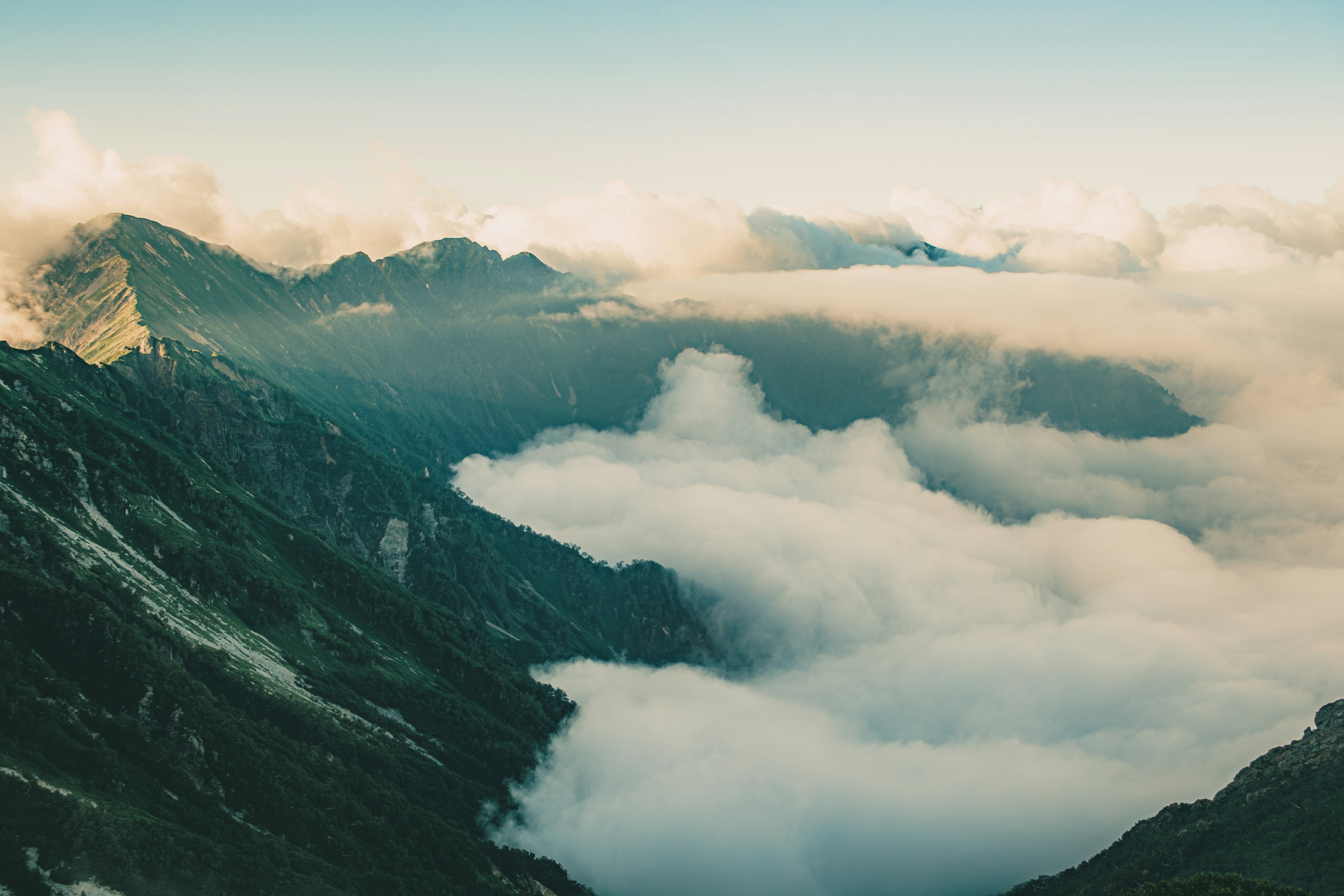 Paysage magnifique de montagnes et une mer de nuages