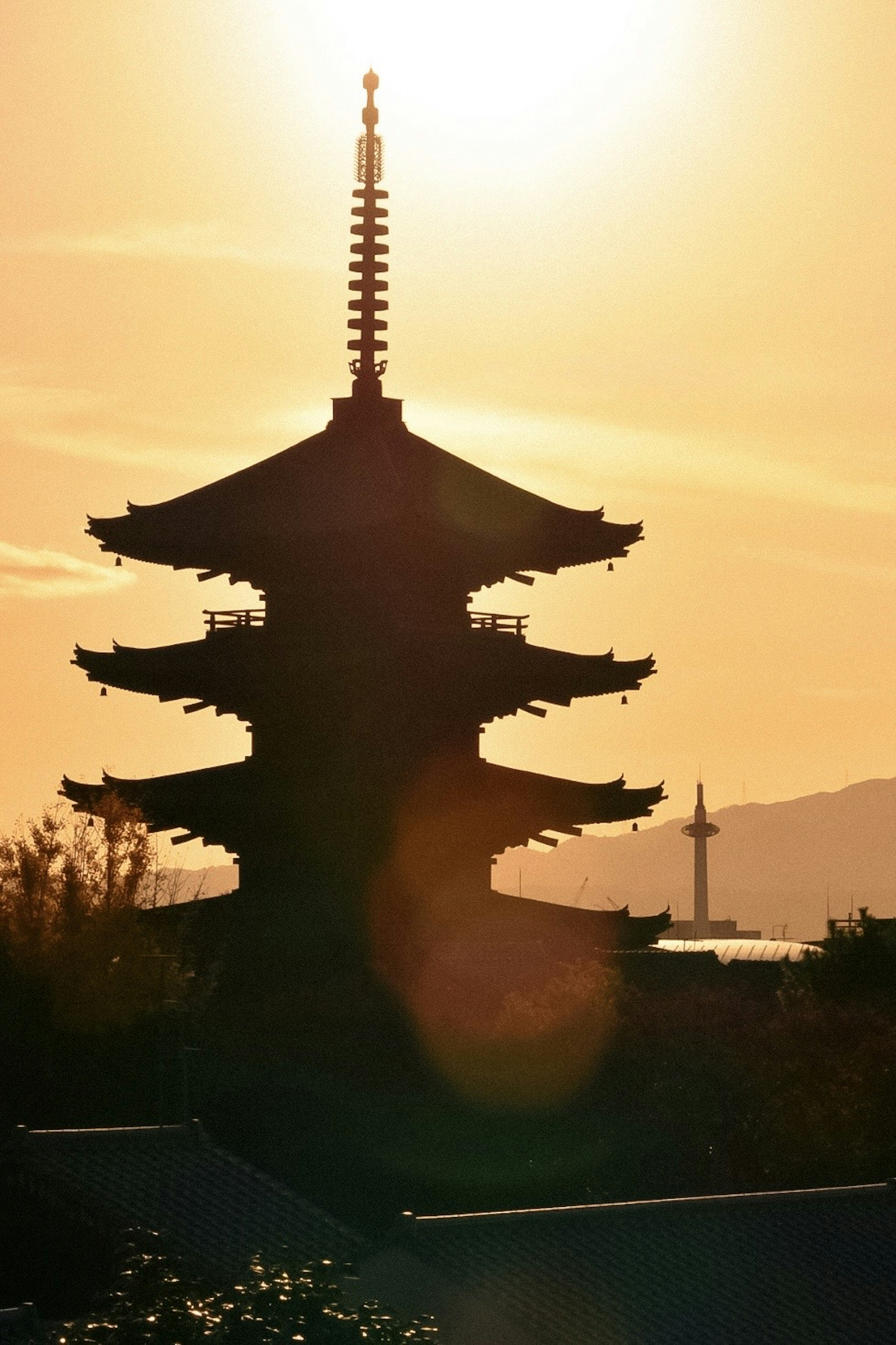 Silhouette einer fünfstöckigen Pagode gegen den Sonnenuntergang