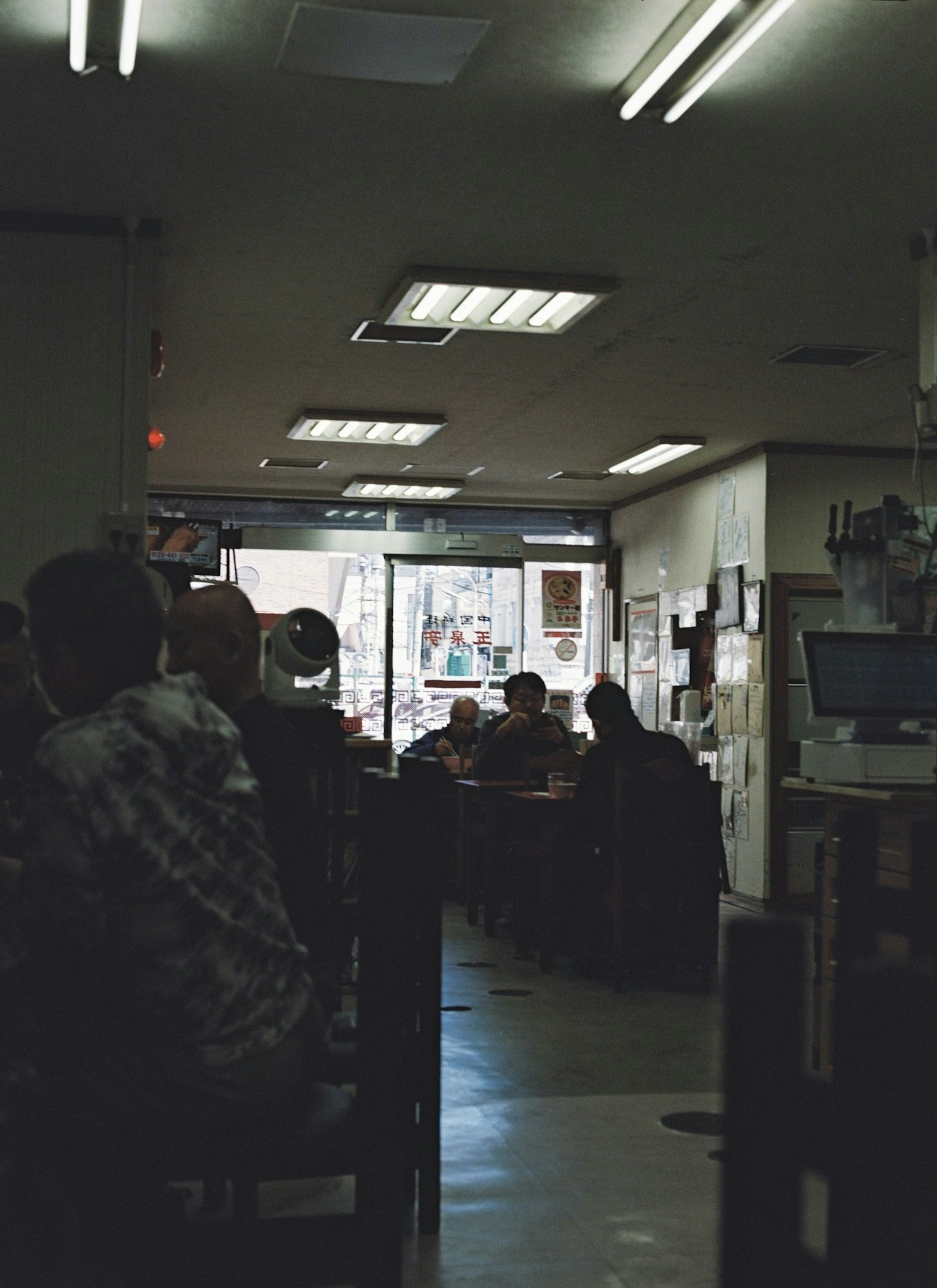 Innenraum eines Cafés mit Menschen an Tischen helles Licht und Tageslicht von den Fenstern