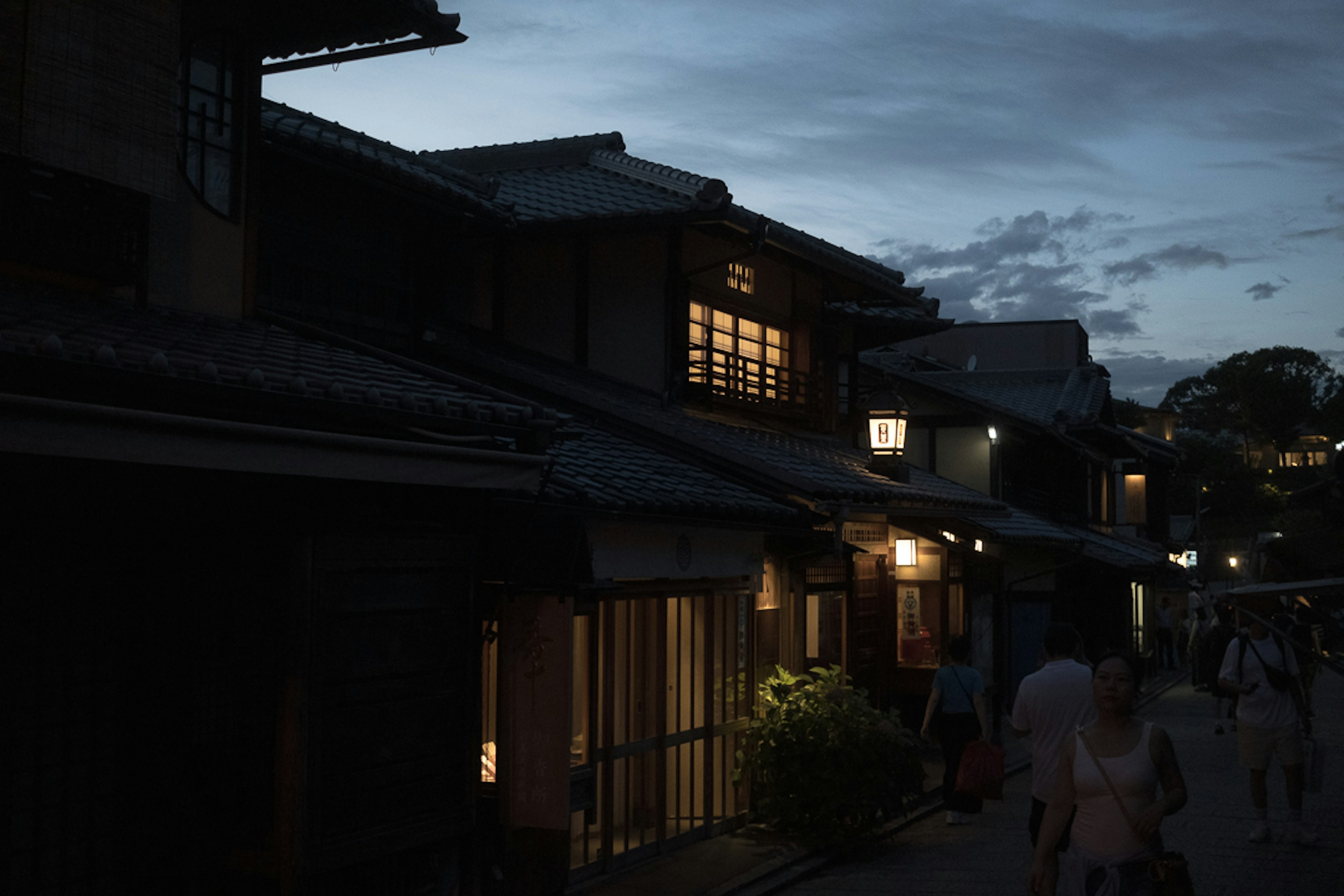 Rue de maisons japonaises traditionnelles illuminées au crépuscule