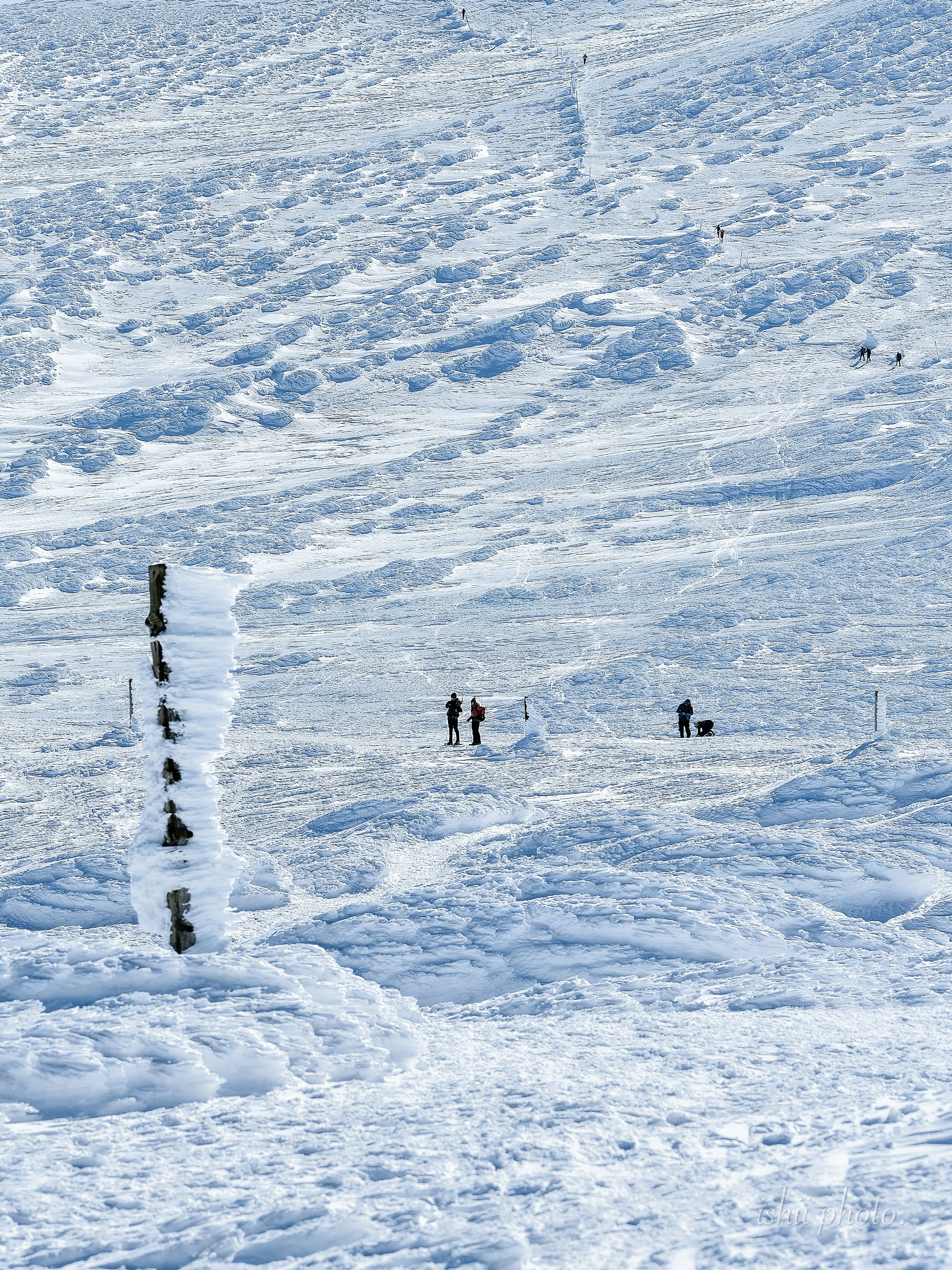 Schneebedeckte Landschaft mit kleinen Figuren, die gehen