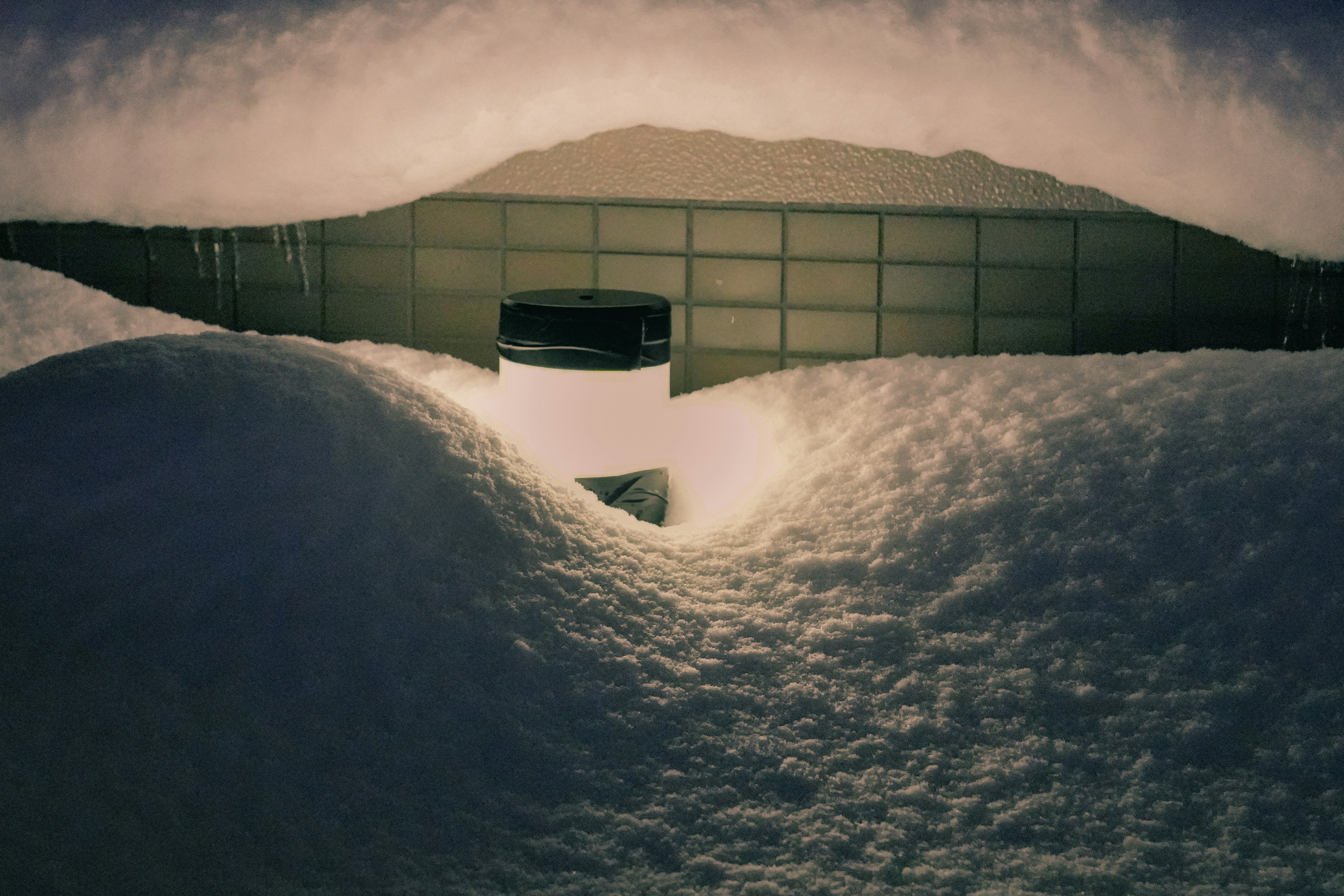 被雪覆盖的景观和中央的白色容器