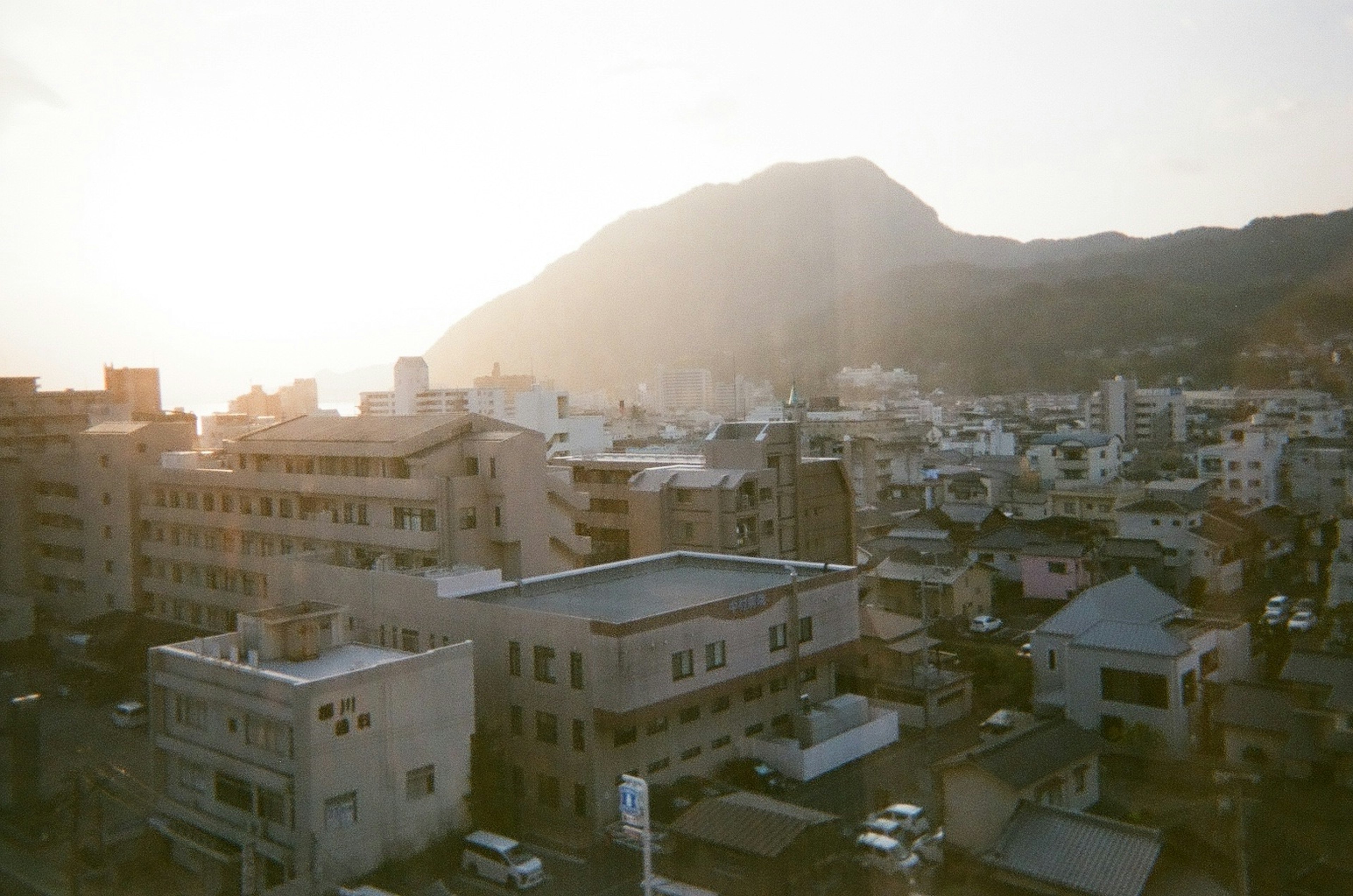 城市景观与日落和山的轮廓