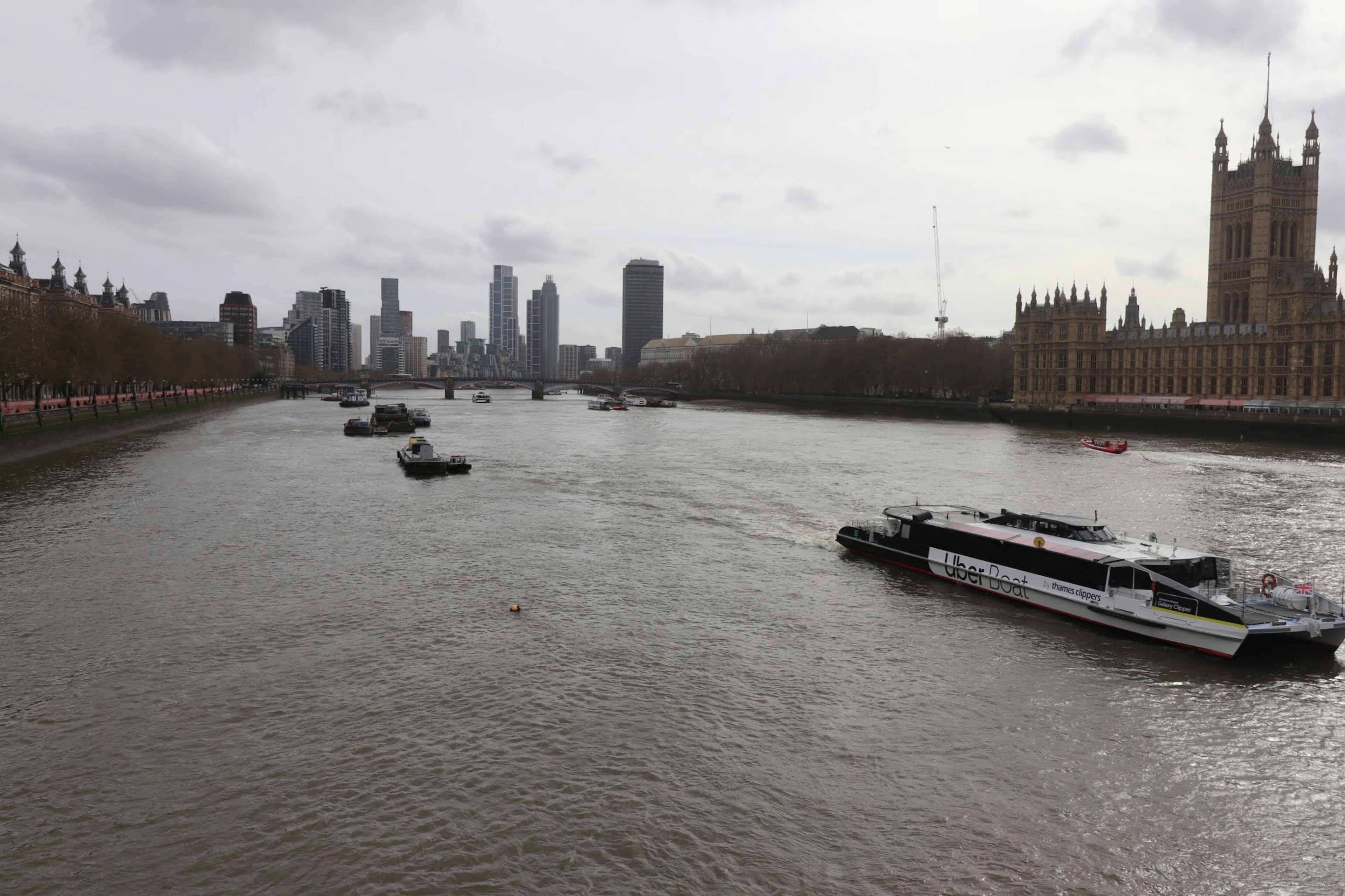 Vista del fiume Tamigi e dello skyline di Londra con barche in navigazione