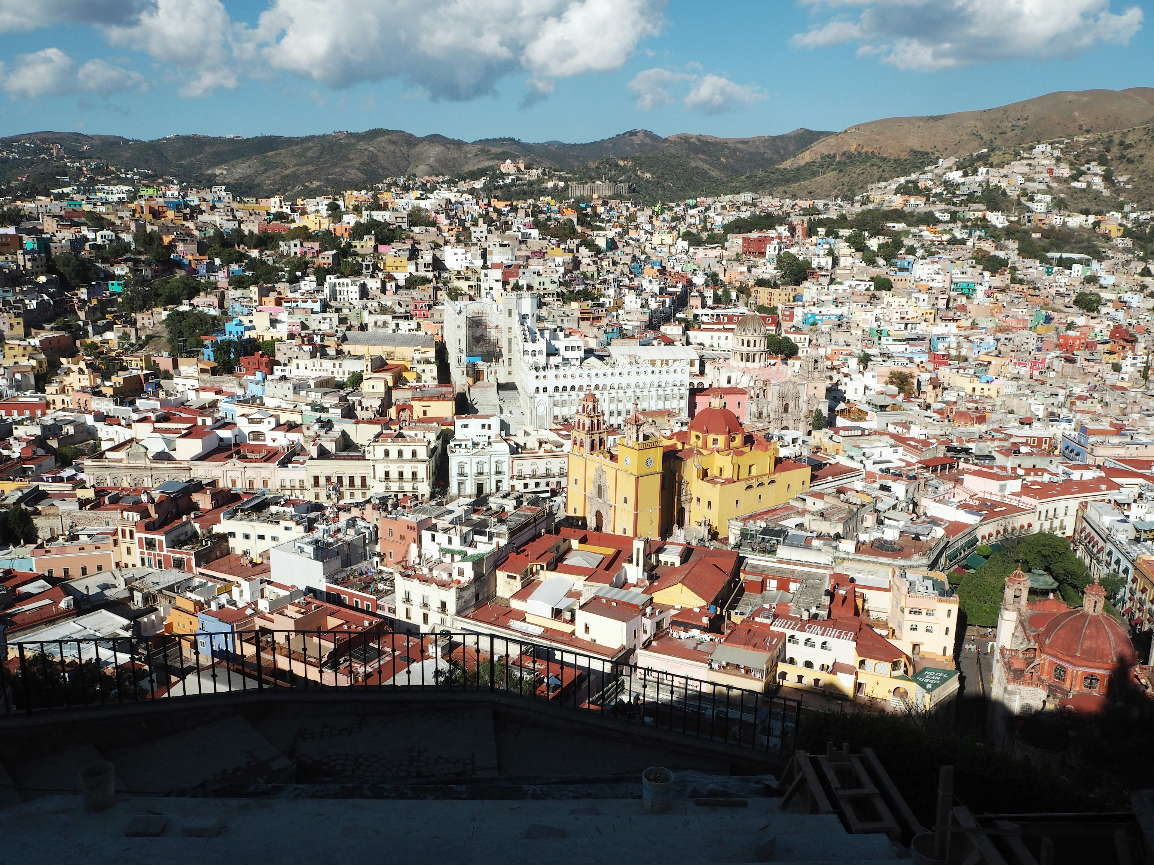 Vista panorámica de Guanajuato con casas coloridas y edificios históricos