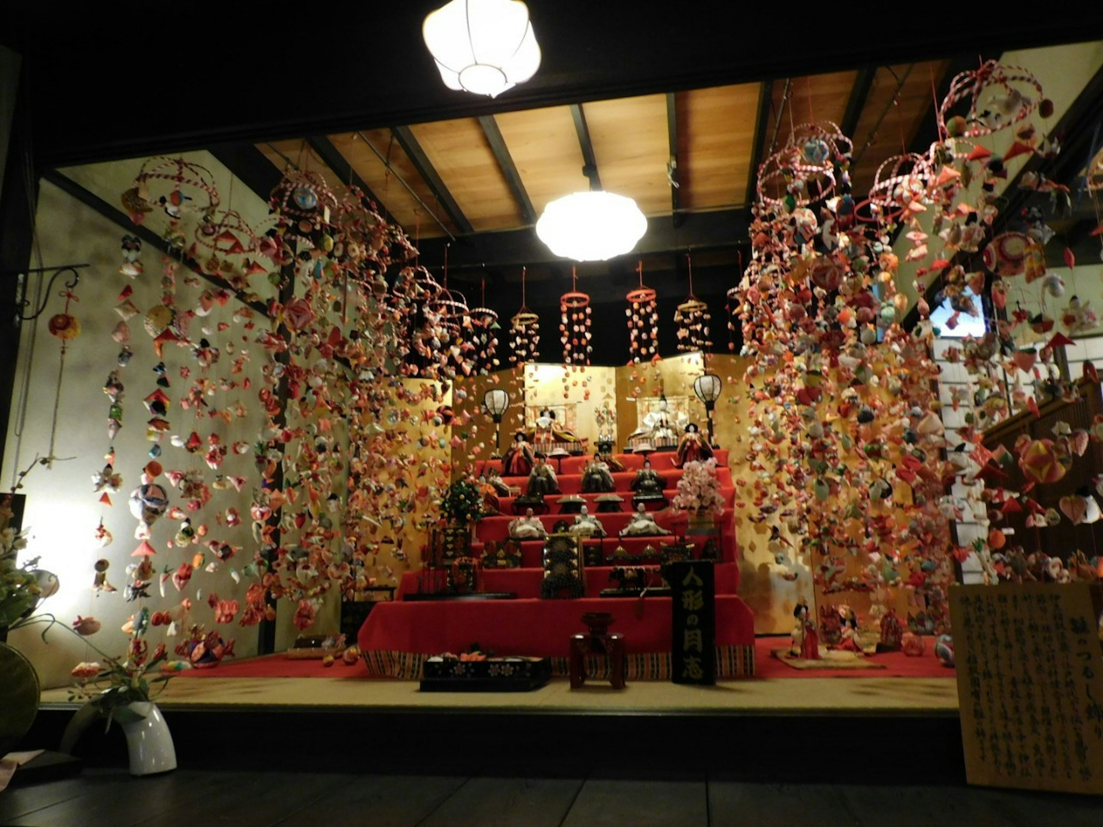 Una exposición tradicional japonesa de Hina Matsuri con decoraciones colgantes coloridas