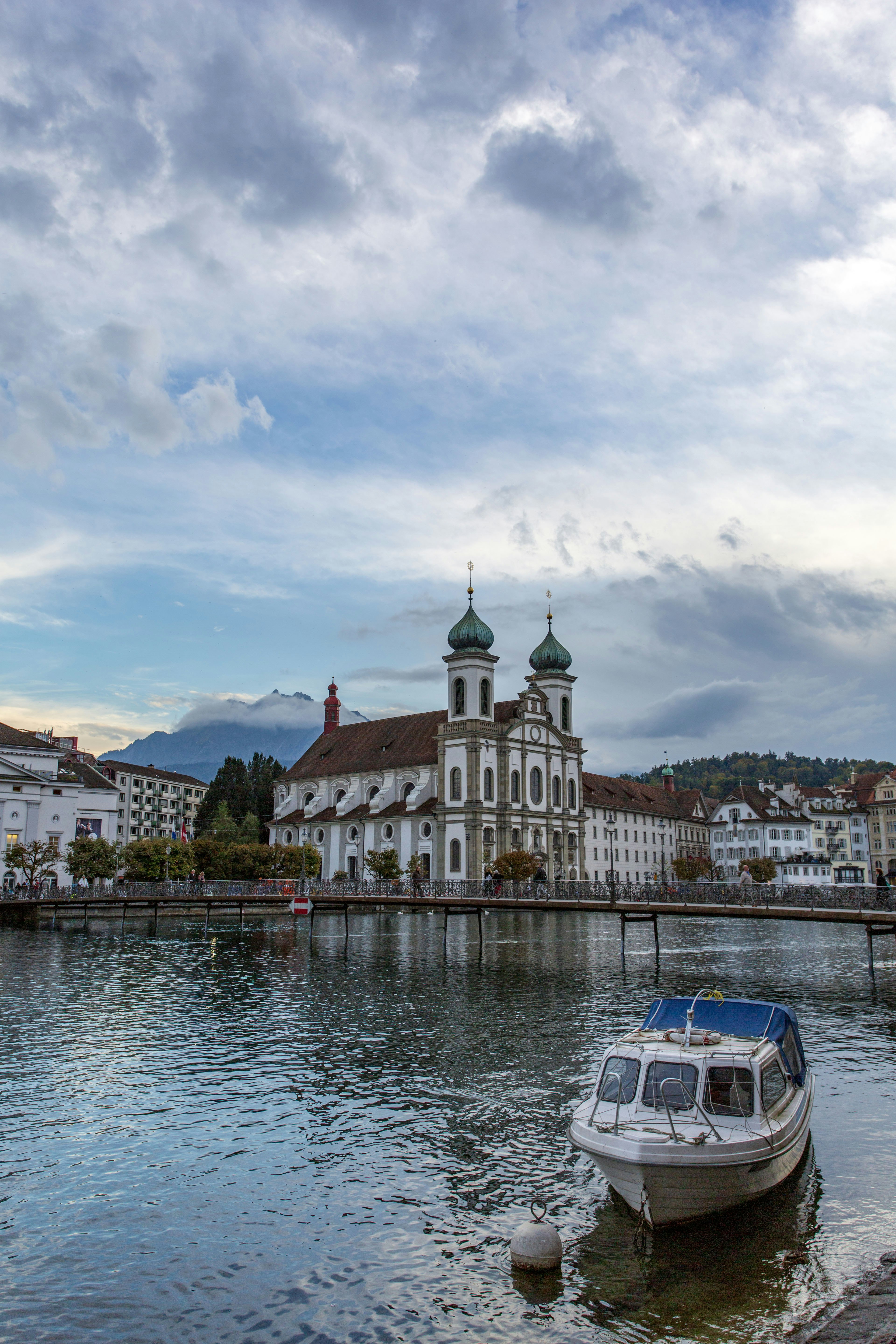 Vista panoramica di un lago con una chiesa e una barca ormeggiata