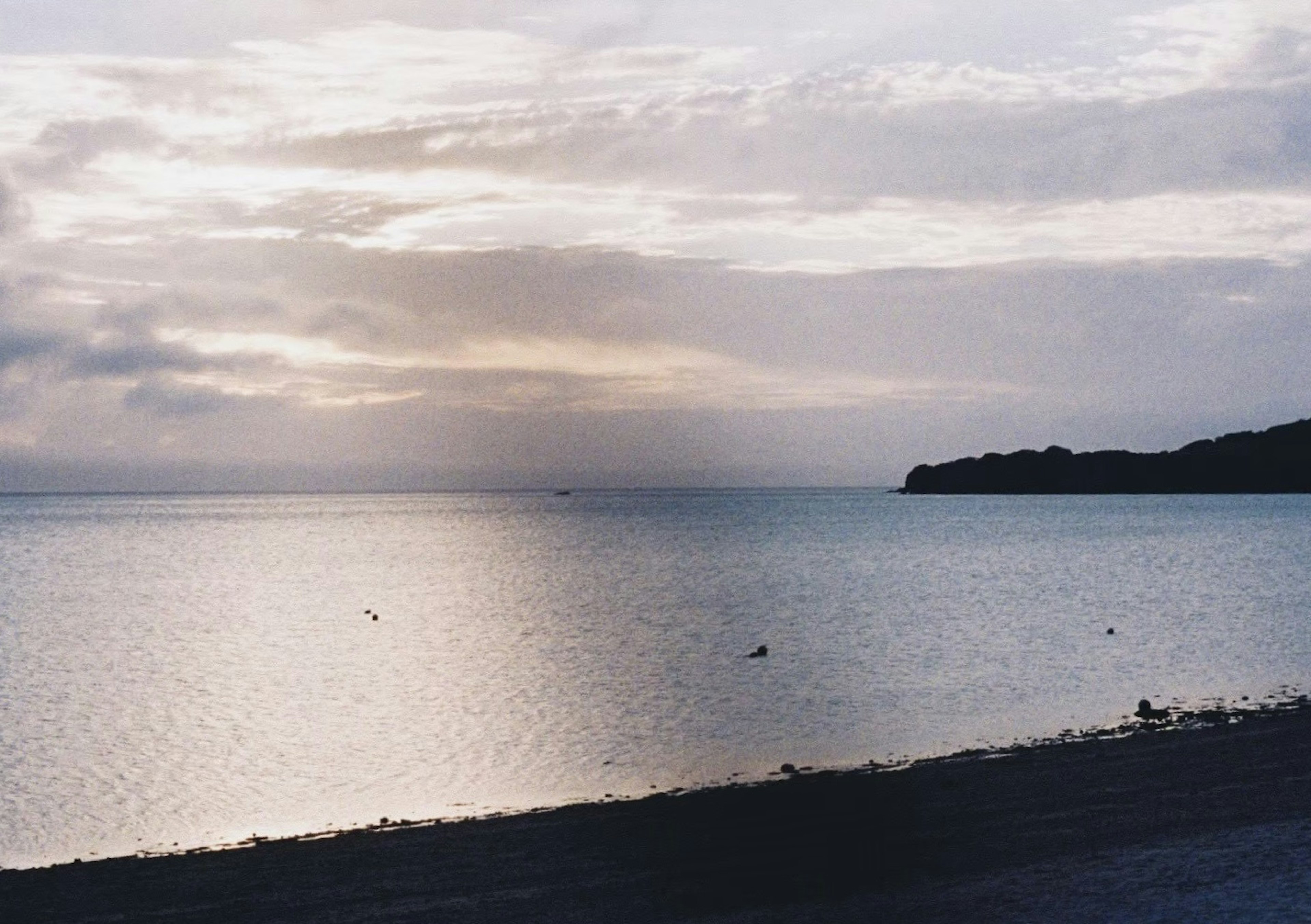 Paesaggio di mare calmo e cielo nuvoloso Luce morbida che si riflette sull'acqua