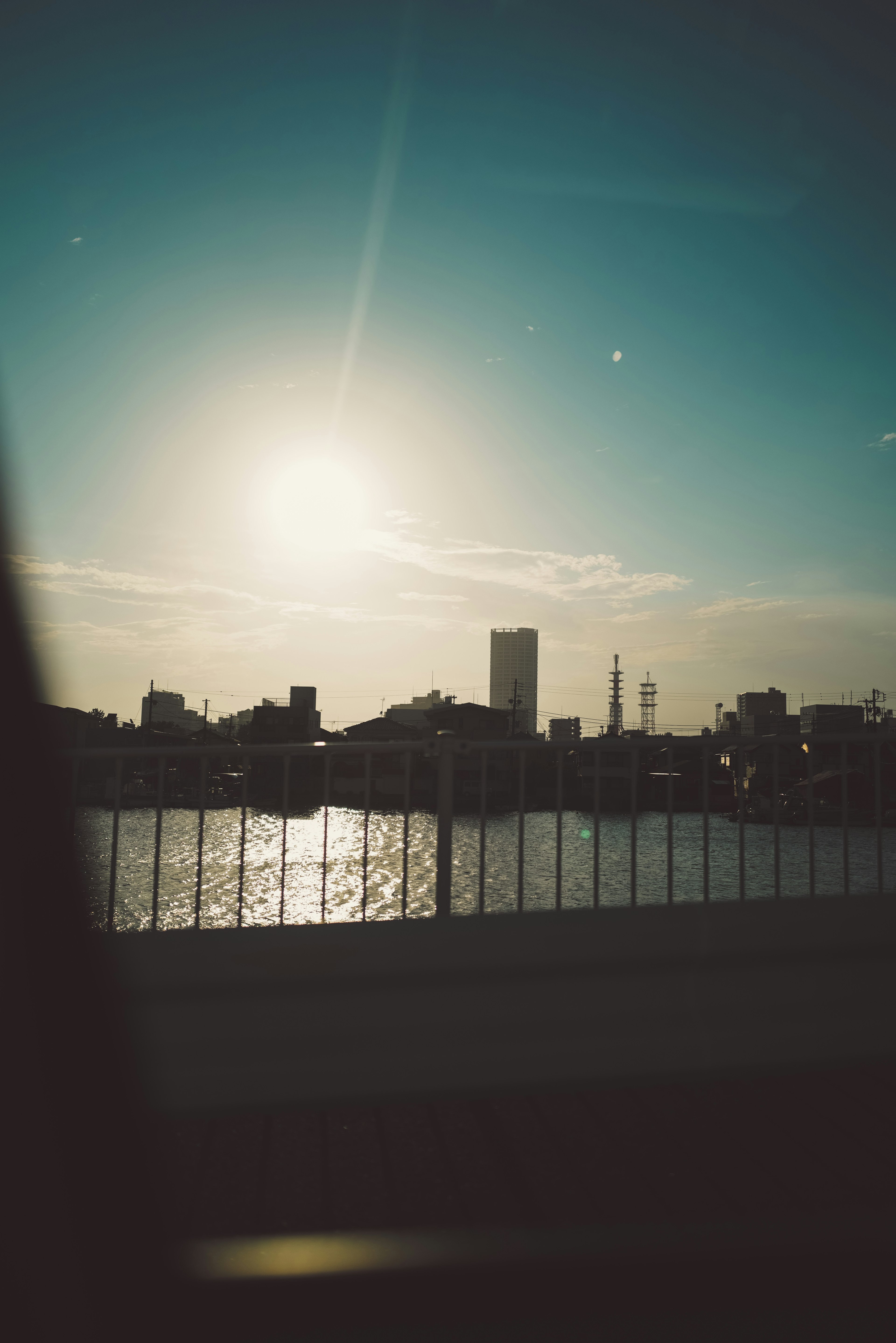 Tramonto sullo skyline di Tokyo con riflesso nel fiume