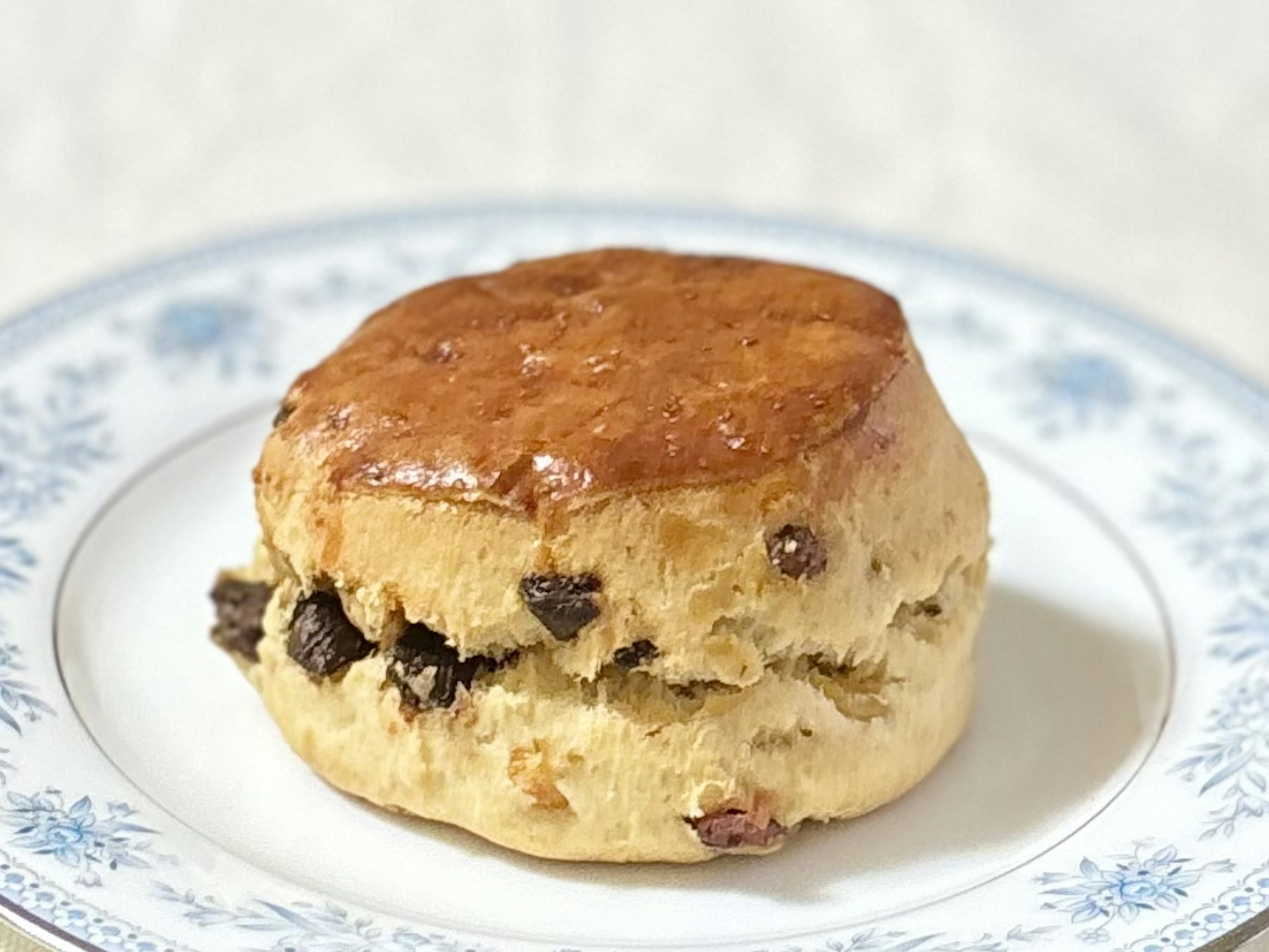 Bánh scone ngon được đặt trên đĩa có hoa văn màu xanh