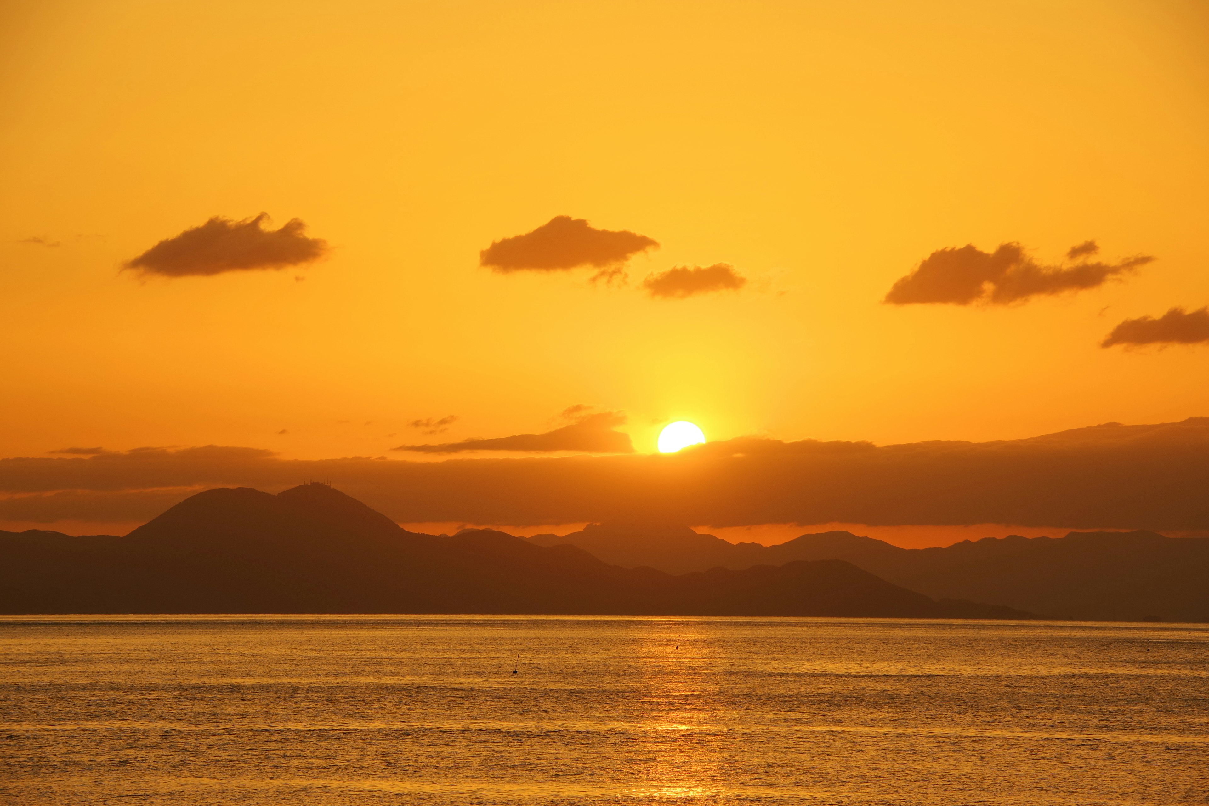 Bellissimo tramonto arancione e giallo sul mare