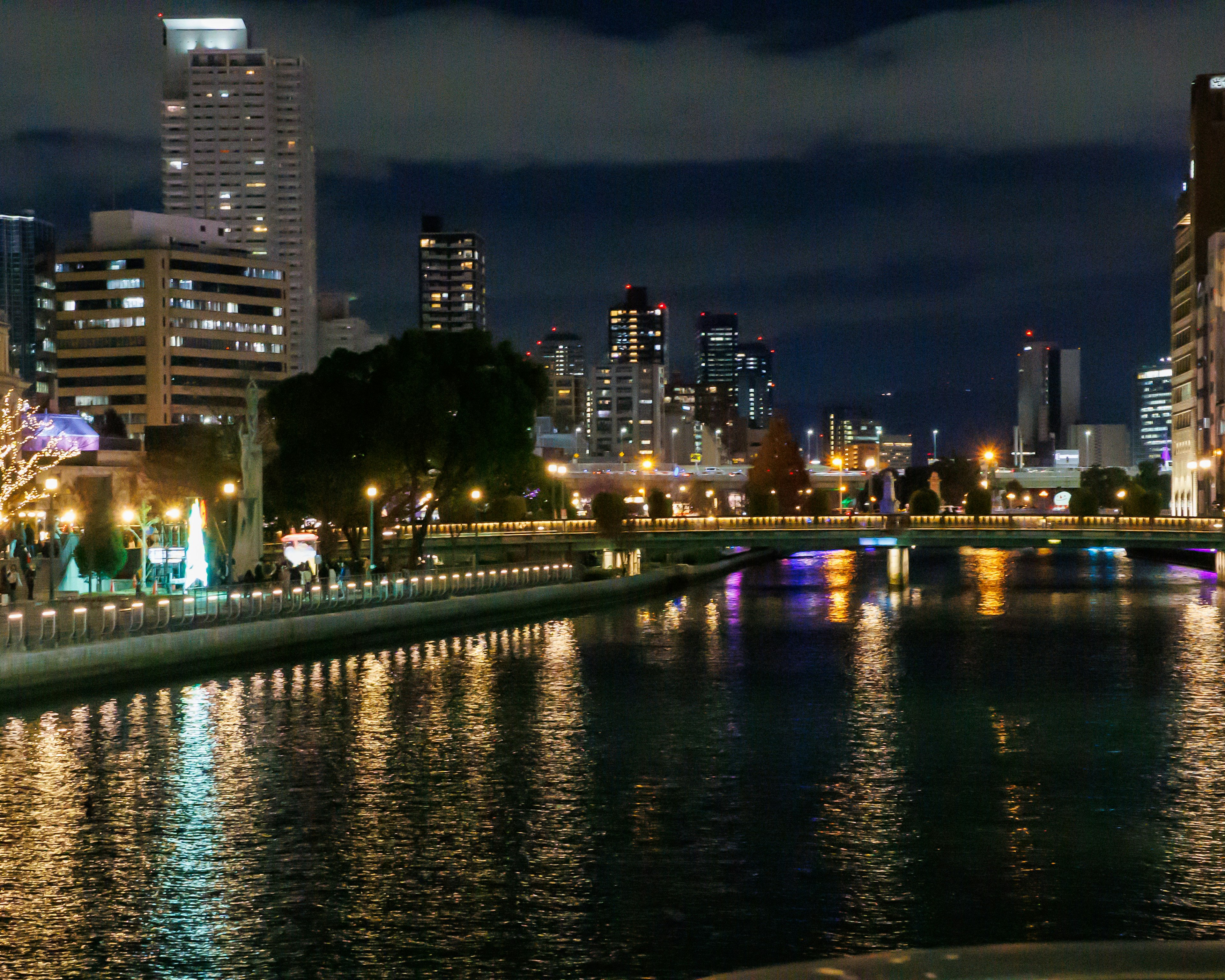 夜晚城市景观与美丽的河流倒影