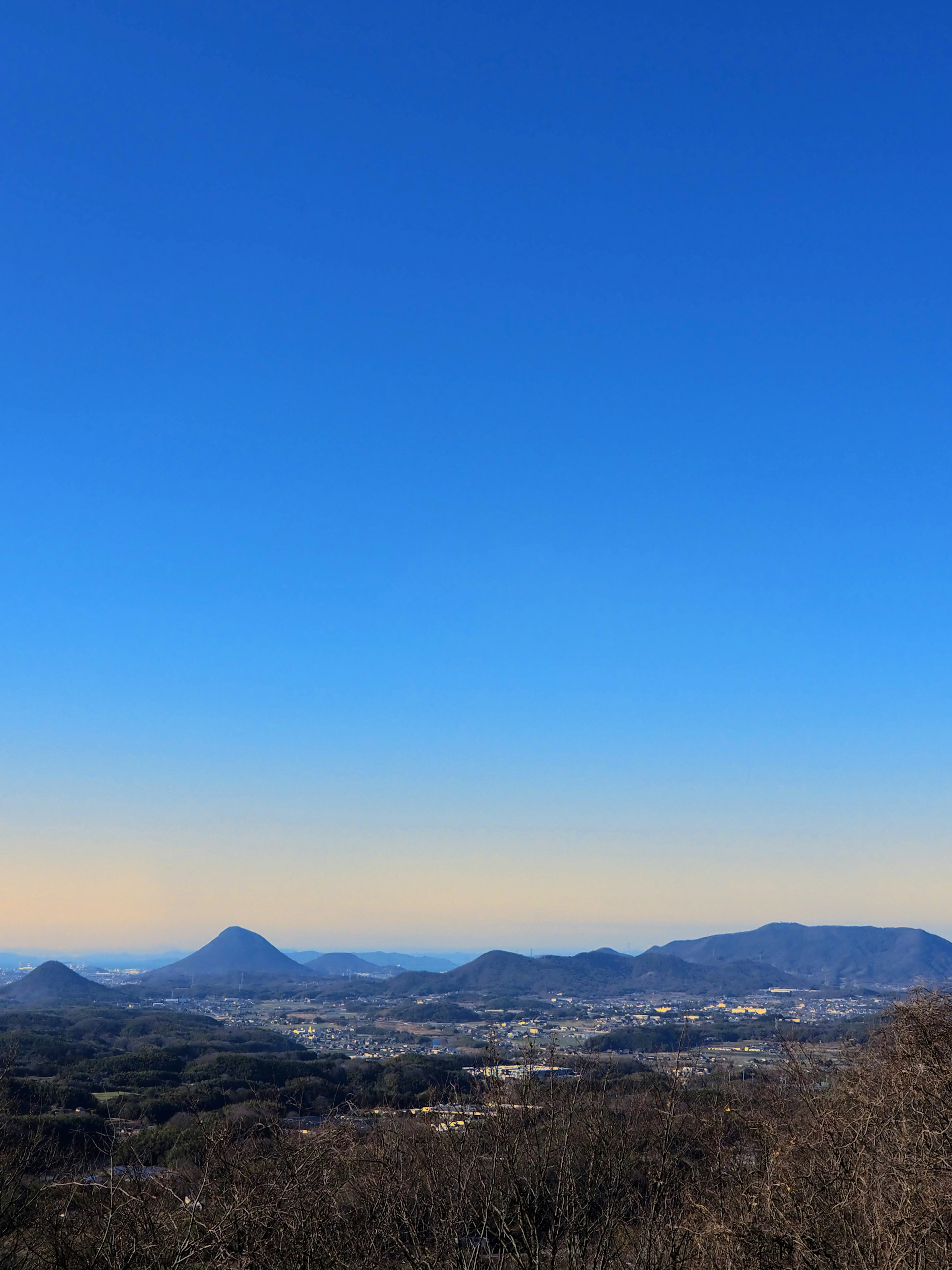 ทิวทัศน์ที่สวยงามมีท้องฟ้าสีฟ้าและภูเขา