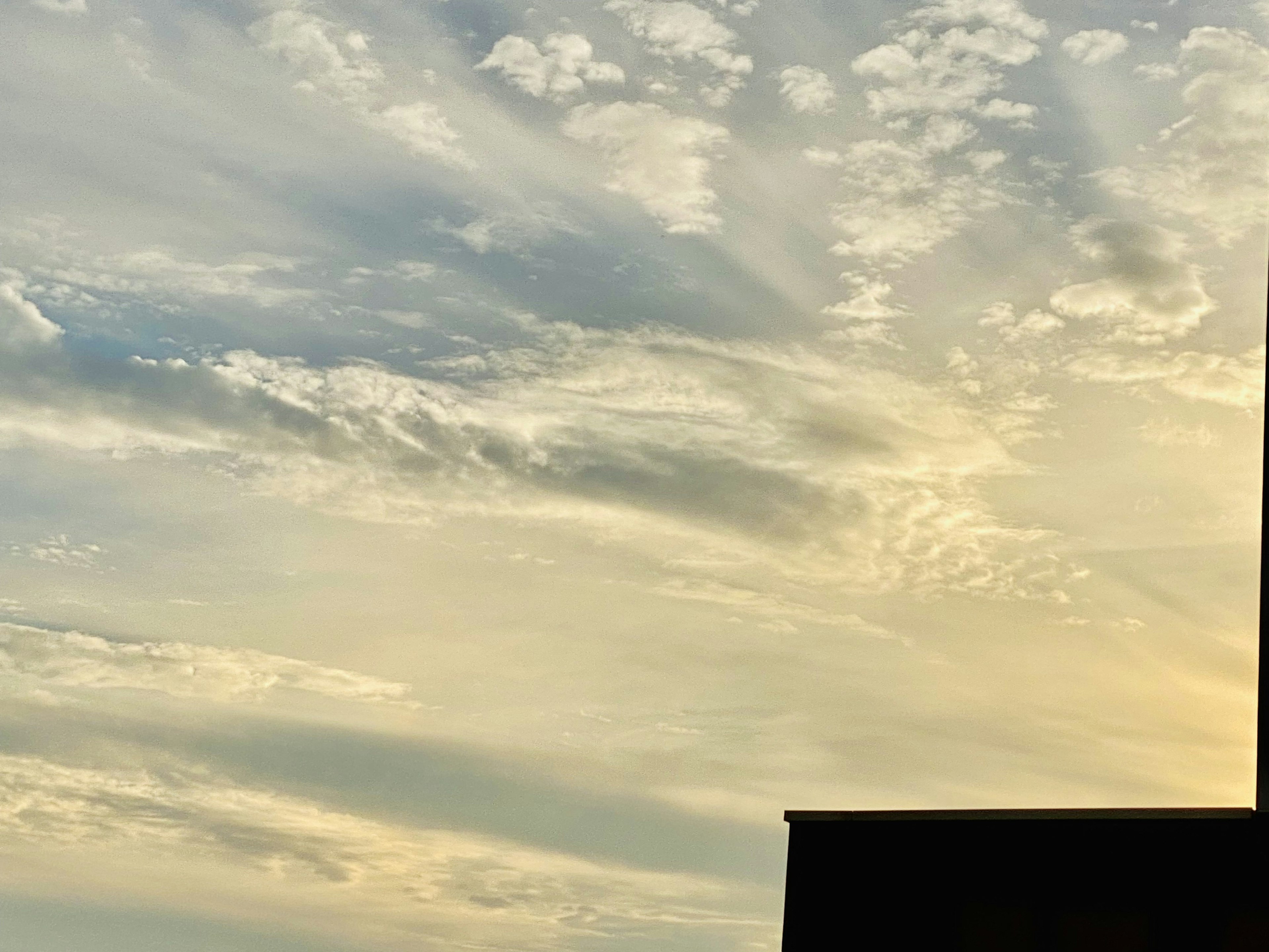 Cielo al tramonto con silhouette di un edificio