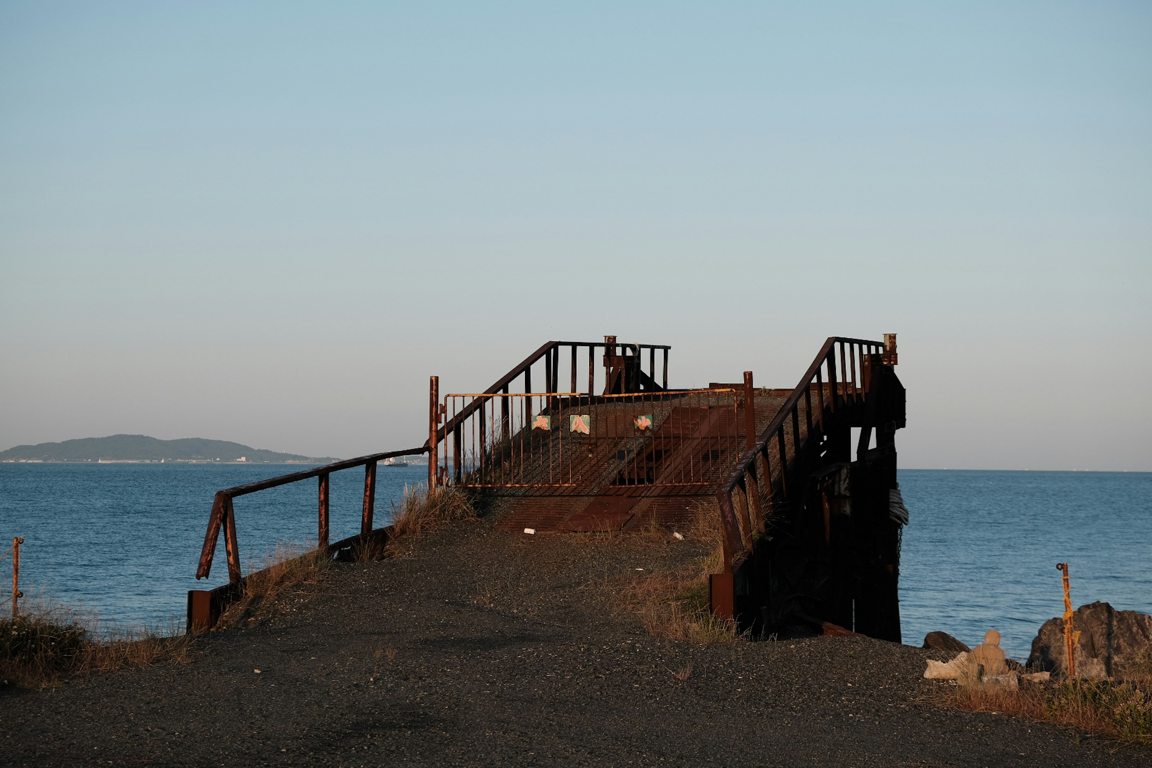 Rostige Pierstruktur mit Blick auf das Meer