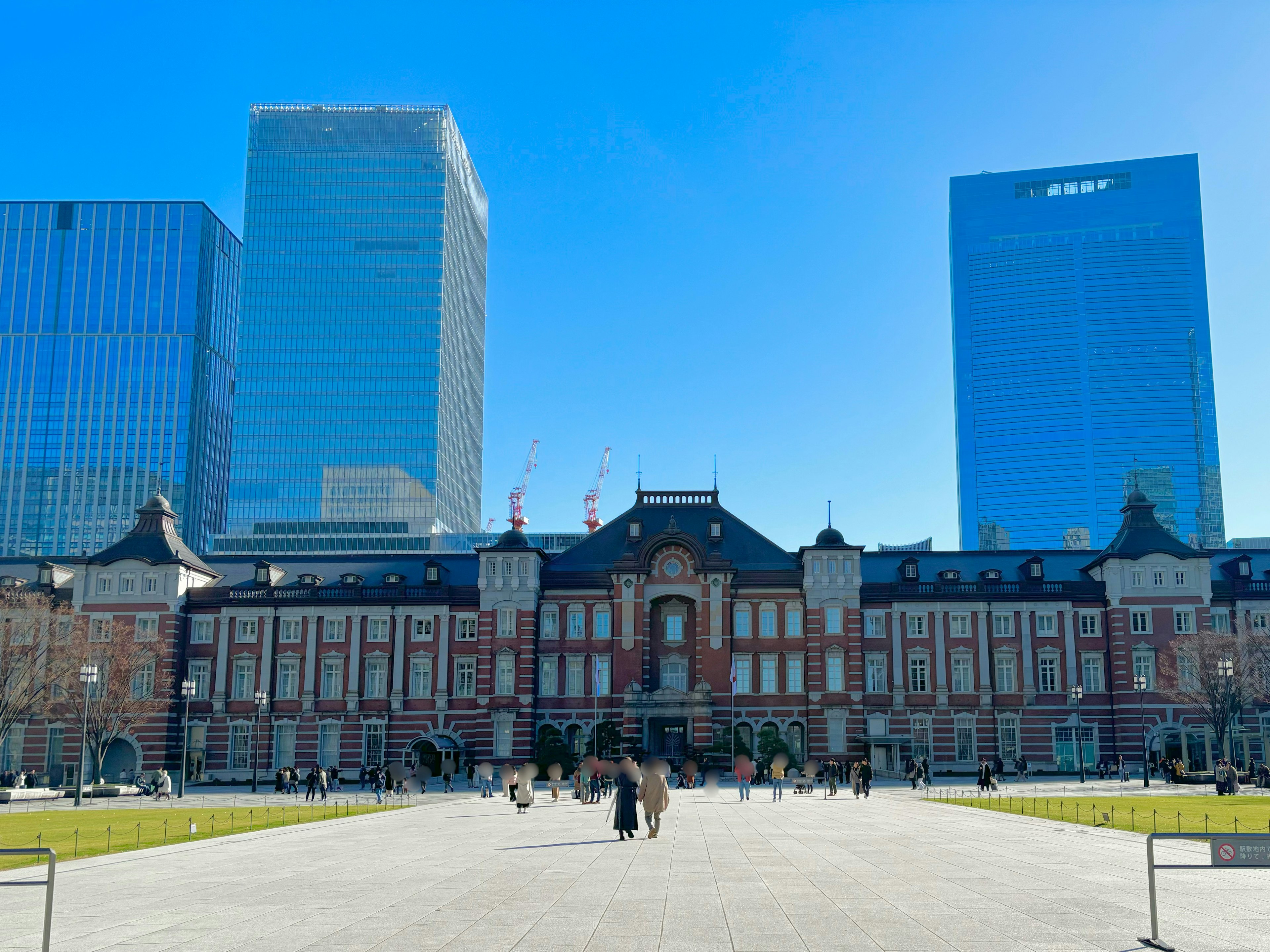 Vue de l'avant de la gare de Tokyo avec des gratte-ciels modernes