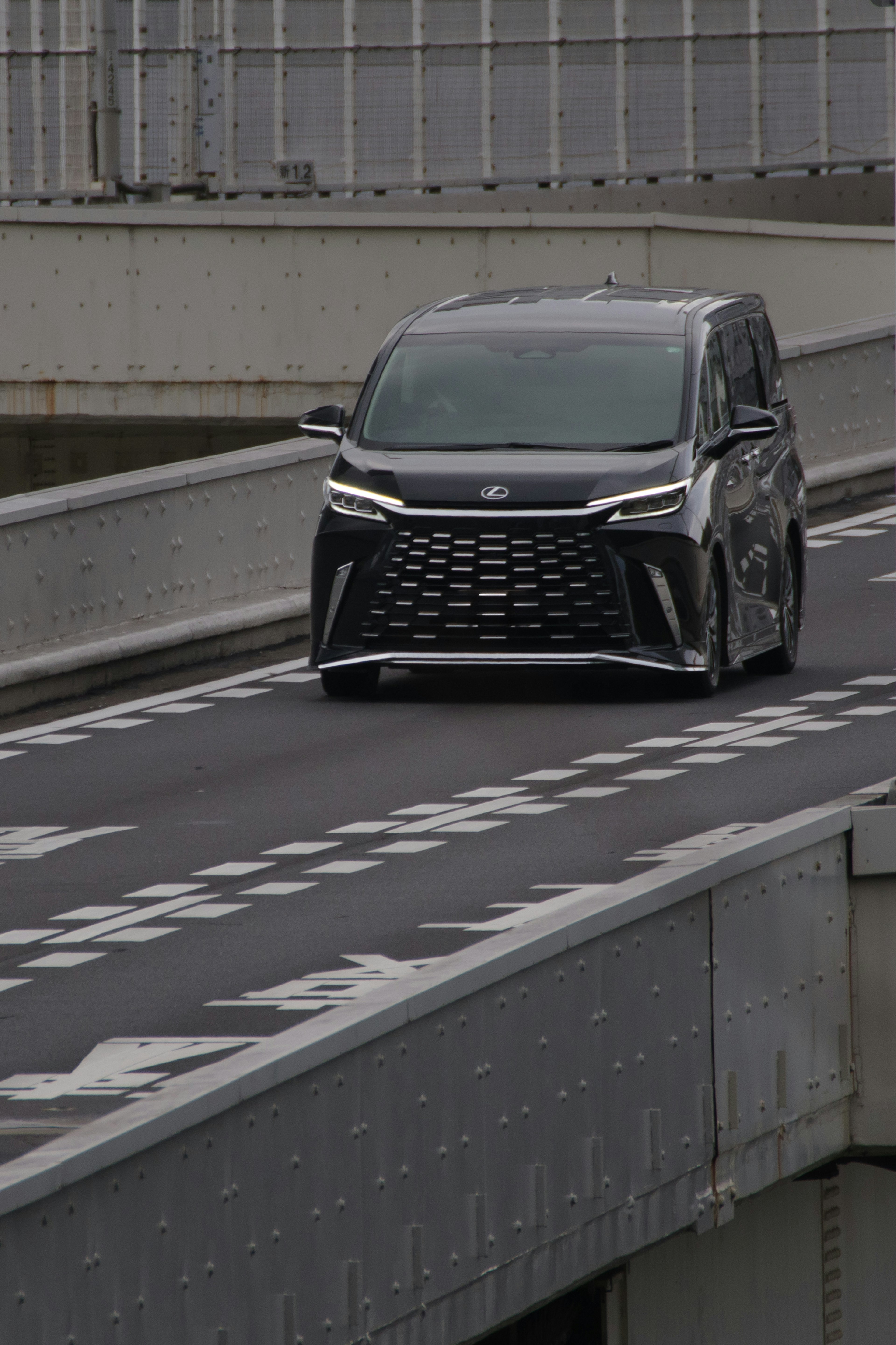 Un minivan nero che guida su un ponte