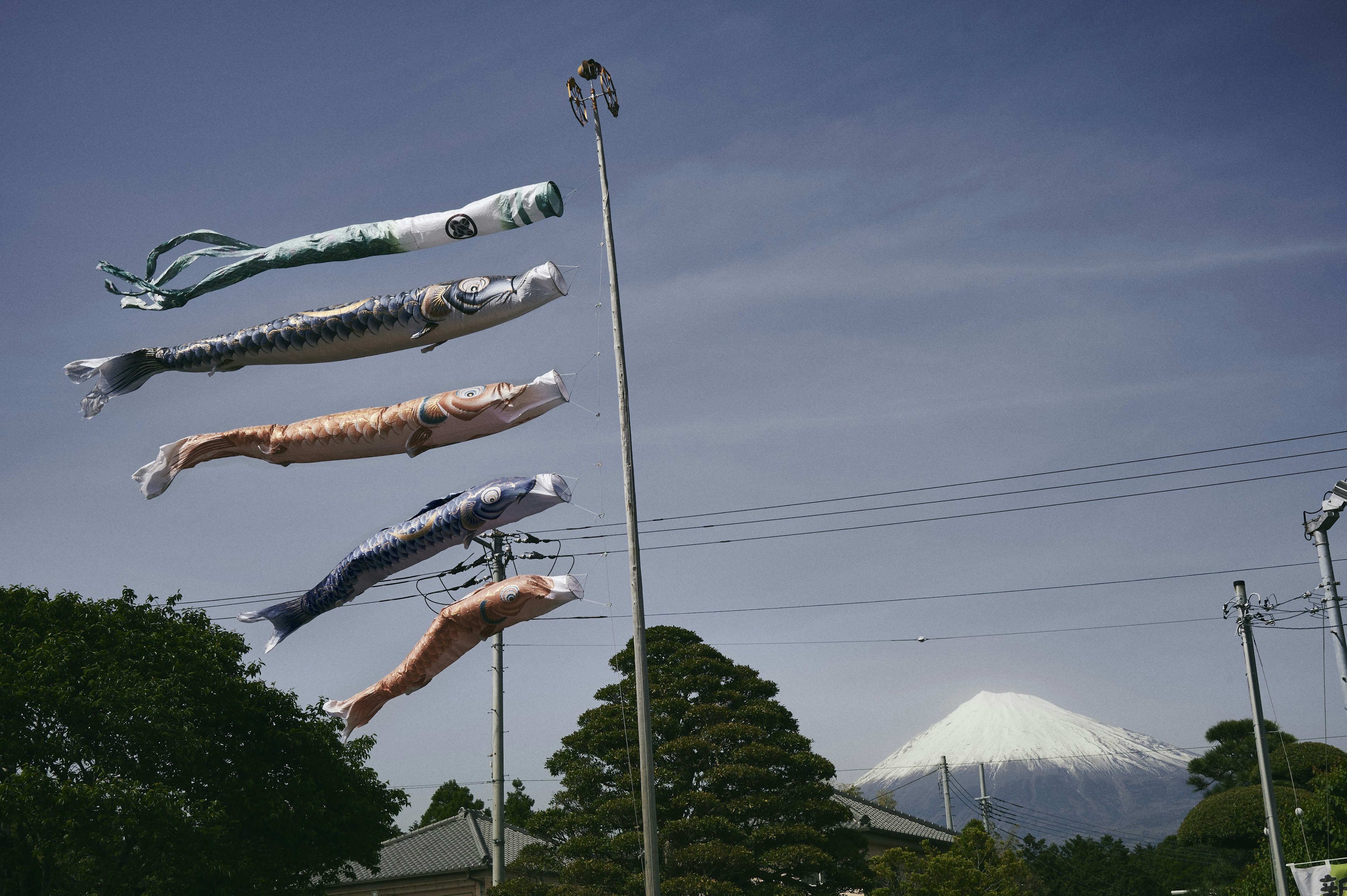 Koinobori volando en el cielo azul con el monte Fuji al fondo