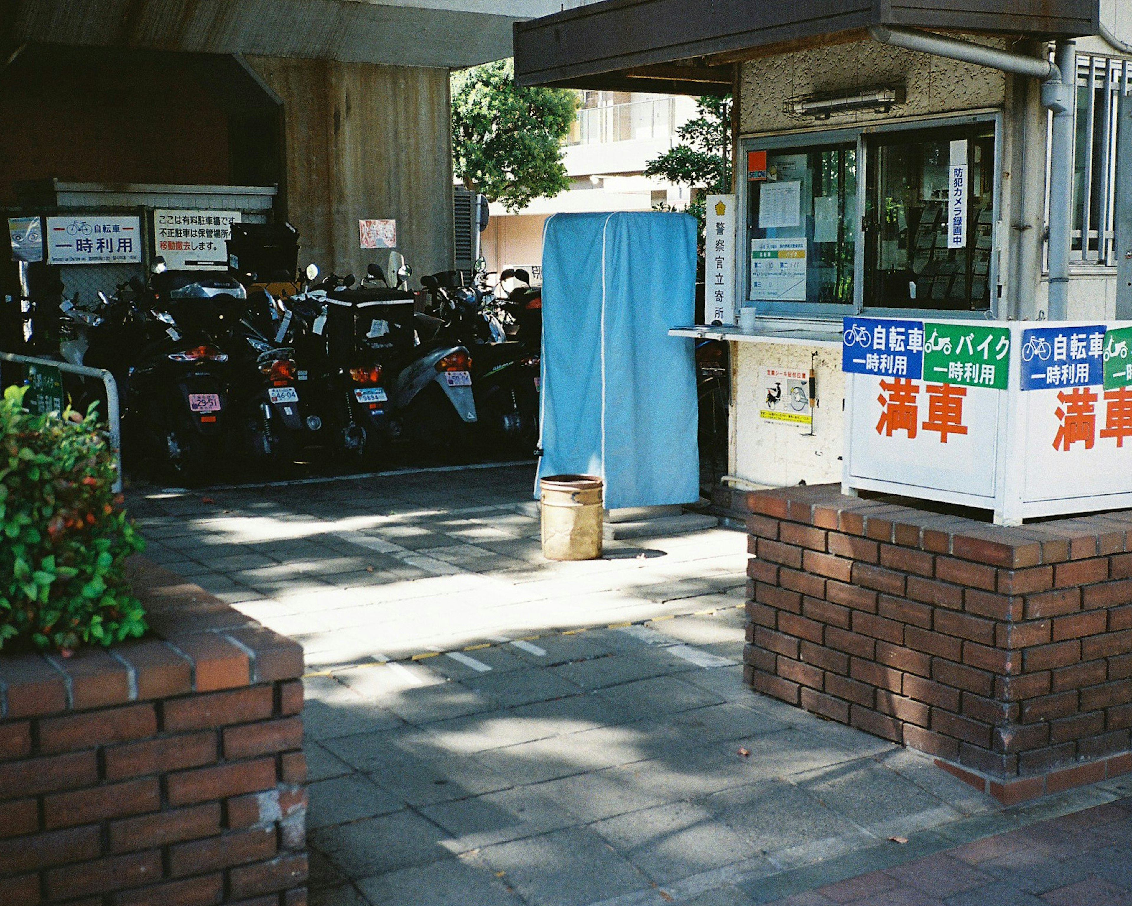 Cabina de estacionamiento de motocicletas con motocicletas aparcadas al fondo