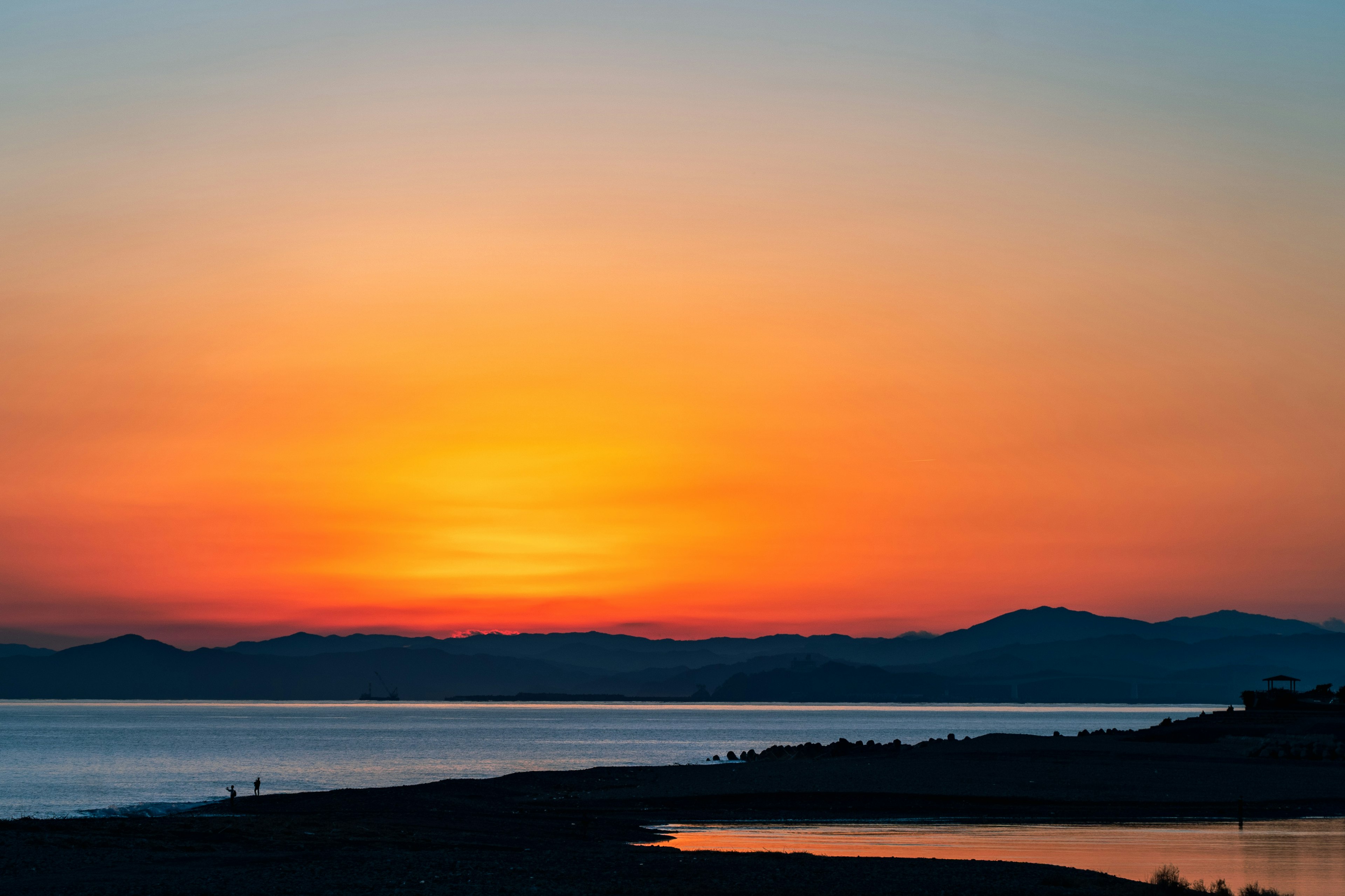 美しい夕焼けの空と海の景色