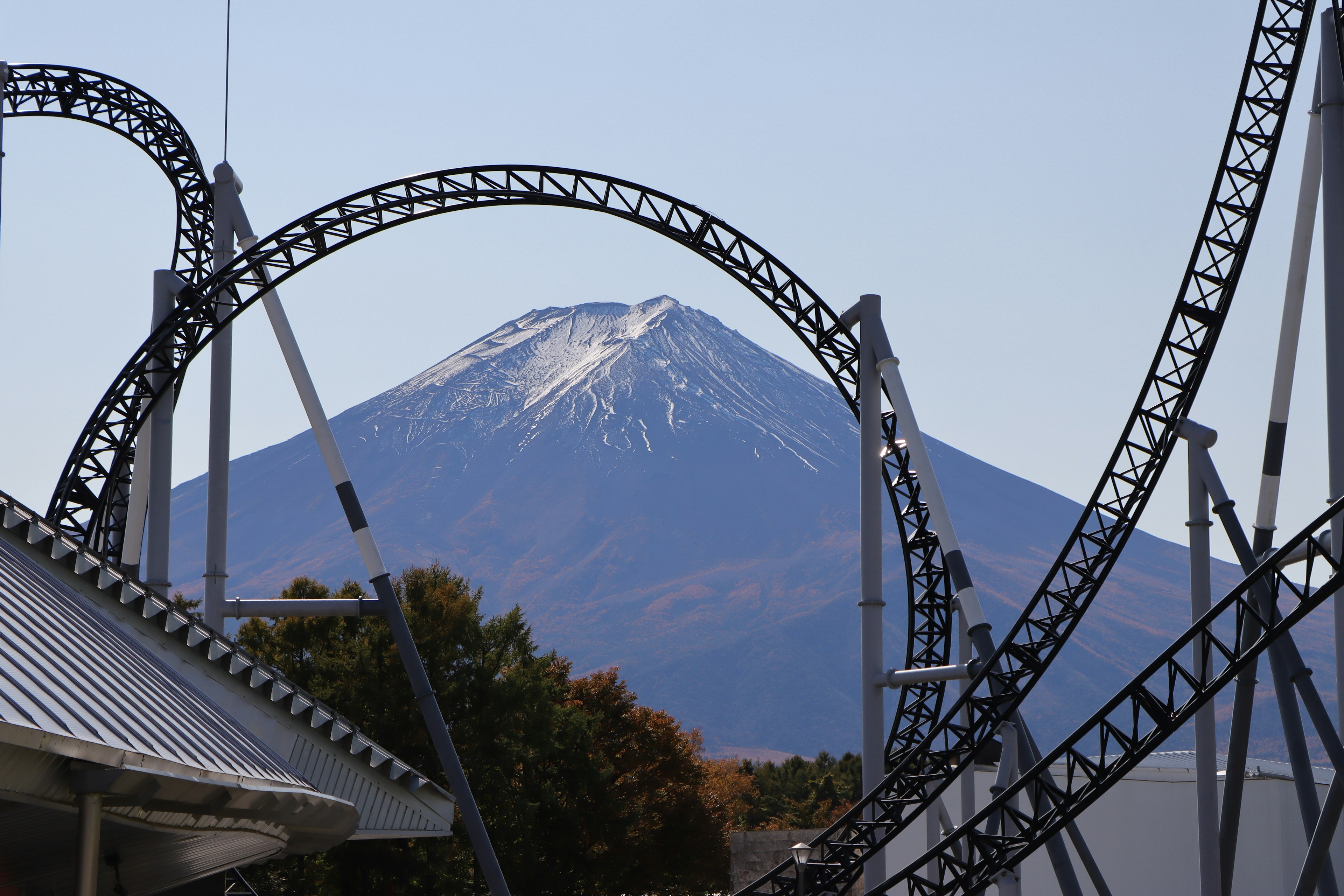 Binari di montagne russe con il monte Fuji sullo sfondo